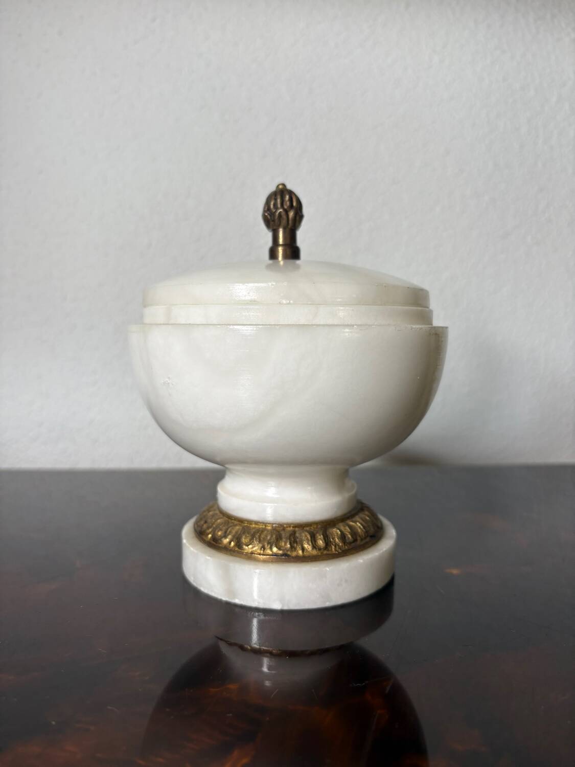 Bonbonnière en albâtre et bronze doré