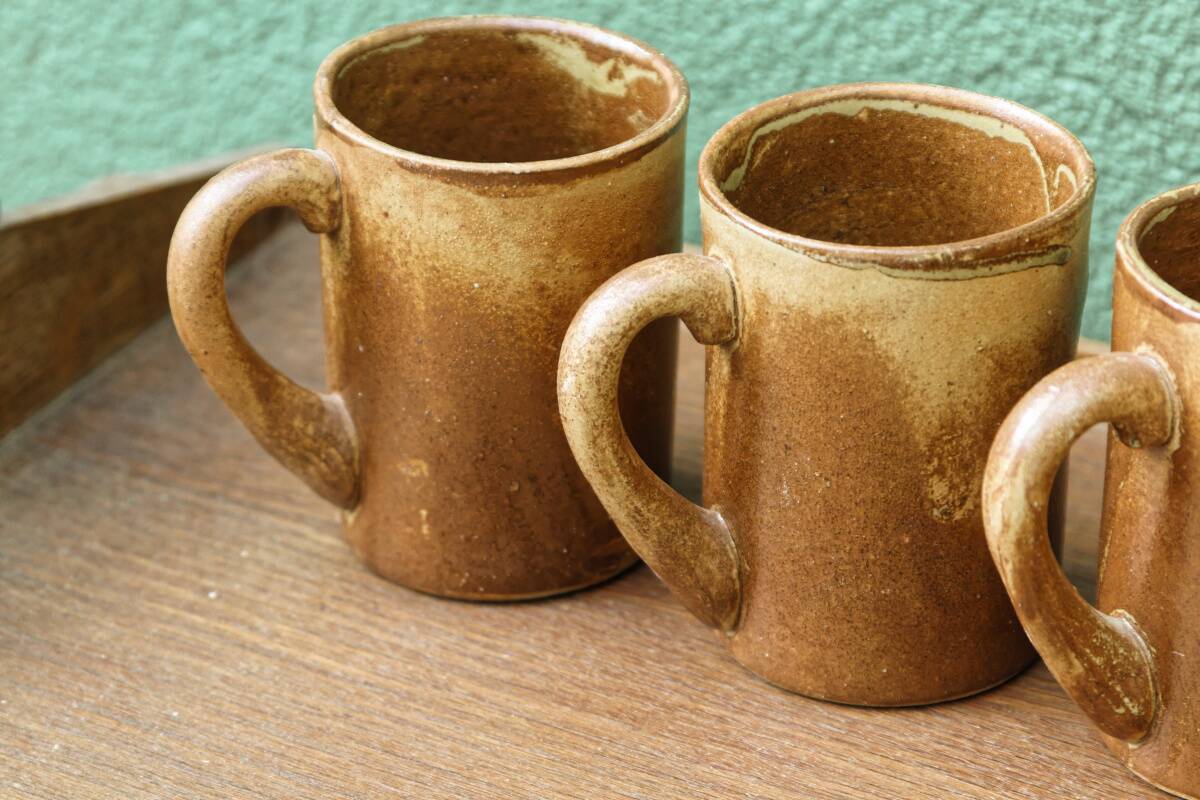 Lot de 4 mugs en grés, signés Jean Gaubier
