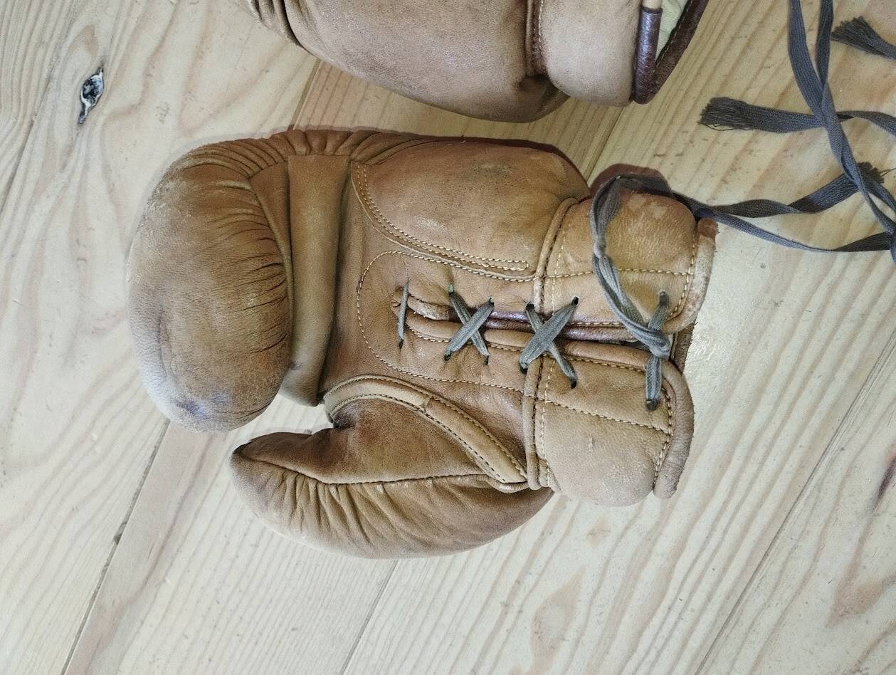 Vintage pair of tan leather boxing gloves (8 oz) – Circa 1940/19
