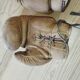 Vintage pair of tan leather boxing gloves (8 oz) – Circa 1940/19