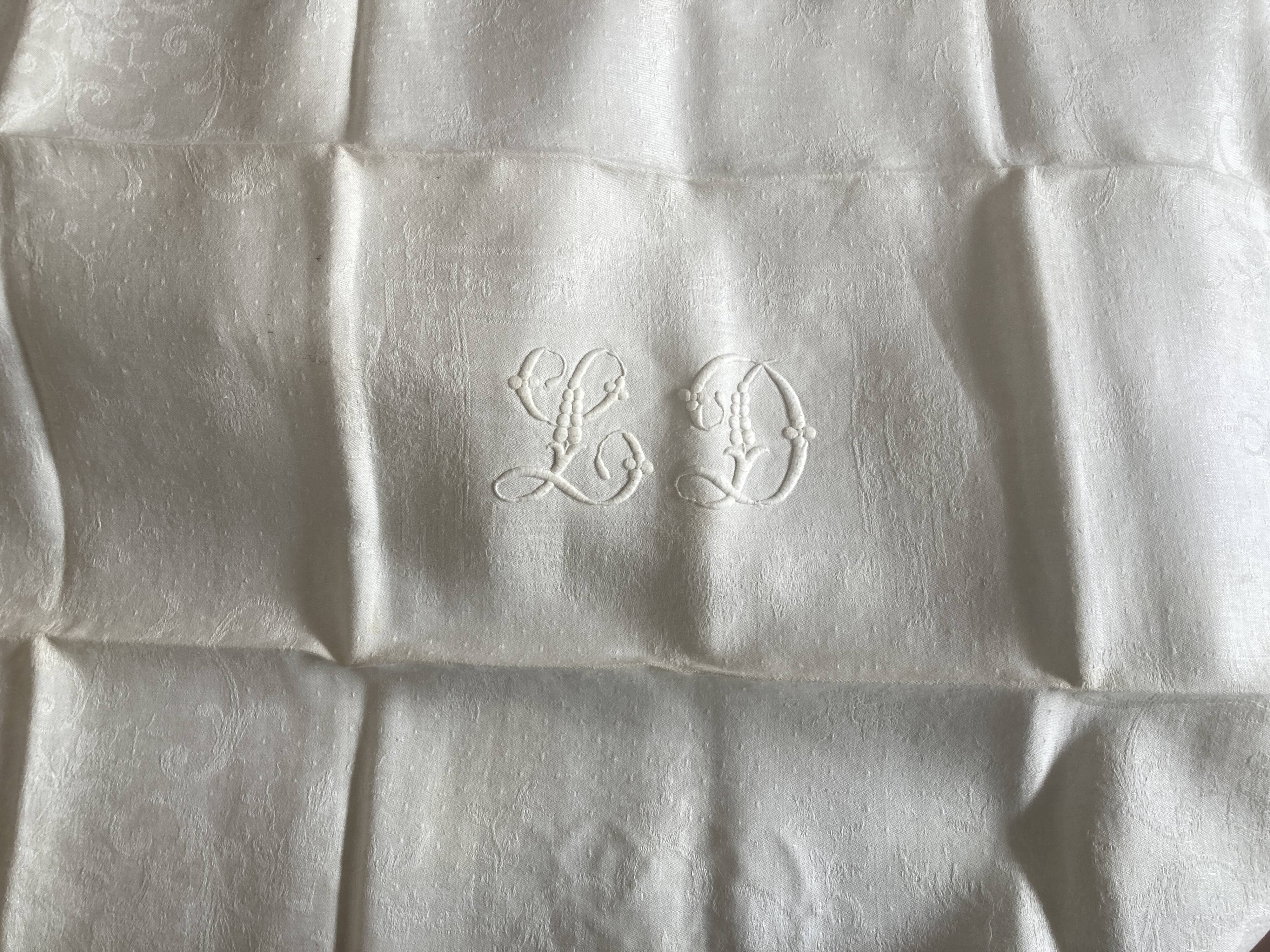 Nappe et 12 serviettes en damas de lin brodé LD 2,40m