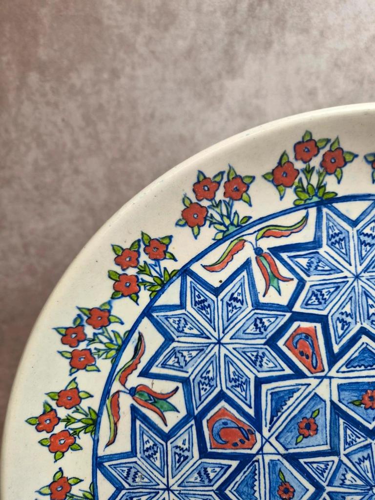 Large vintage wall plate in ceramic from Kütahya, signed – hand-painted oriental decoration.
