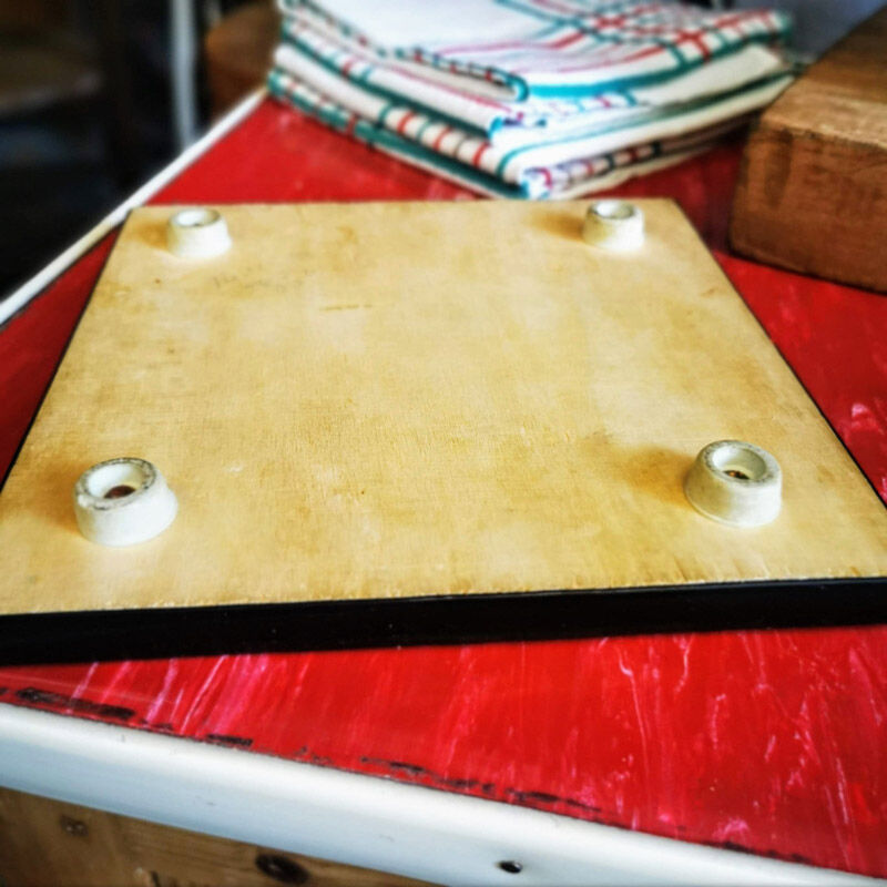 Under the plate in formica