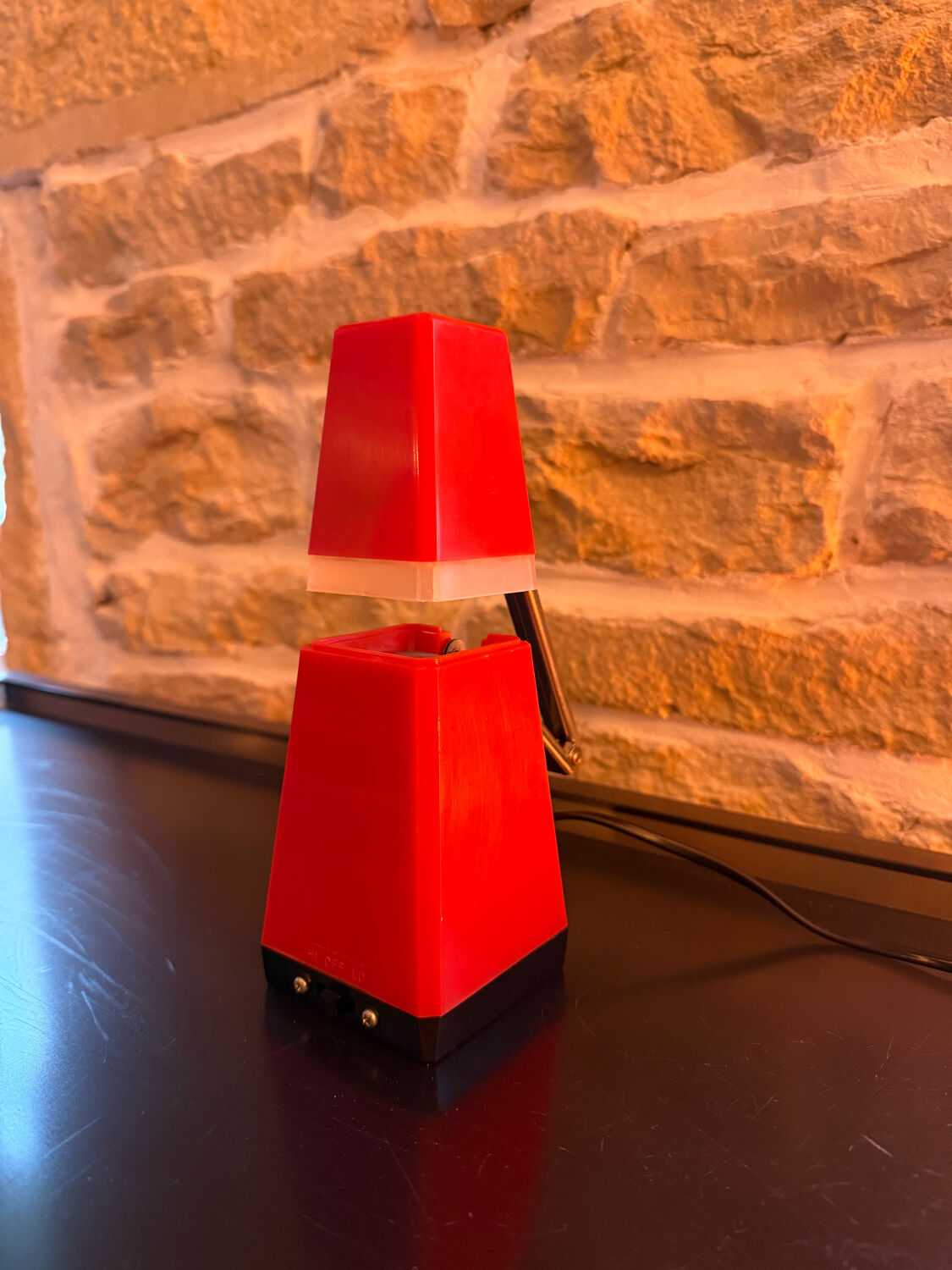 Pyramid desk lamp