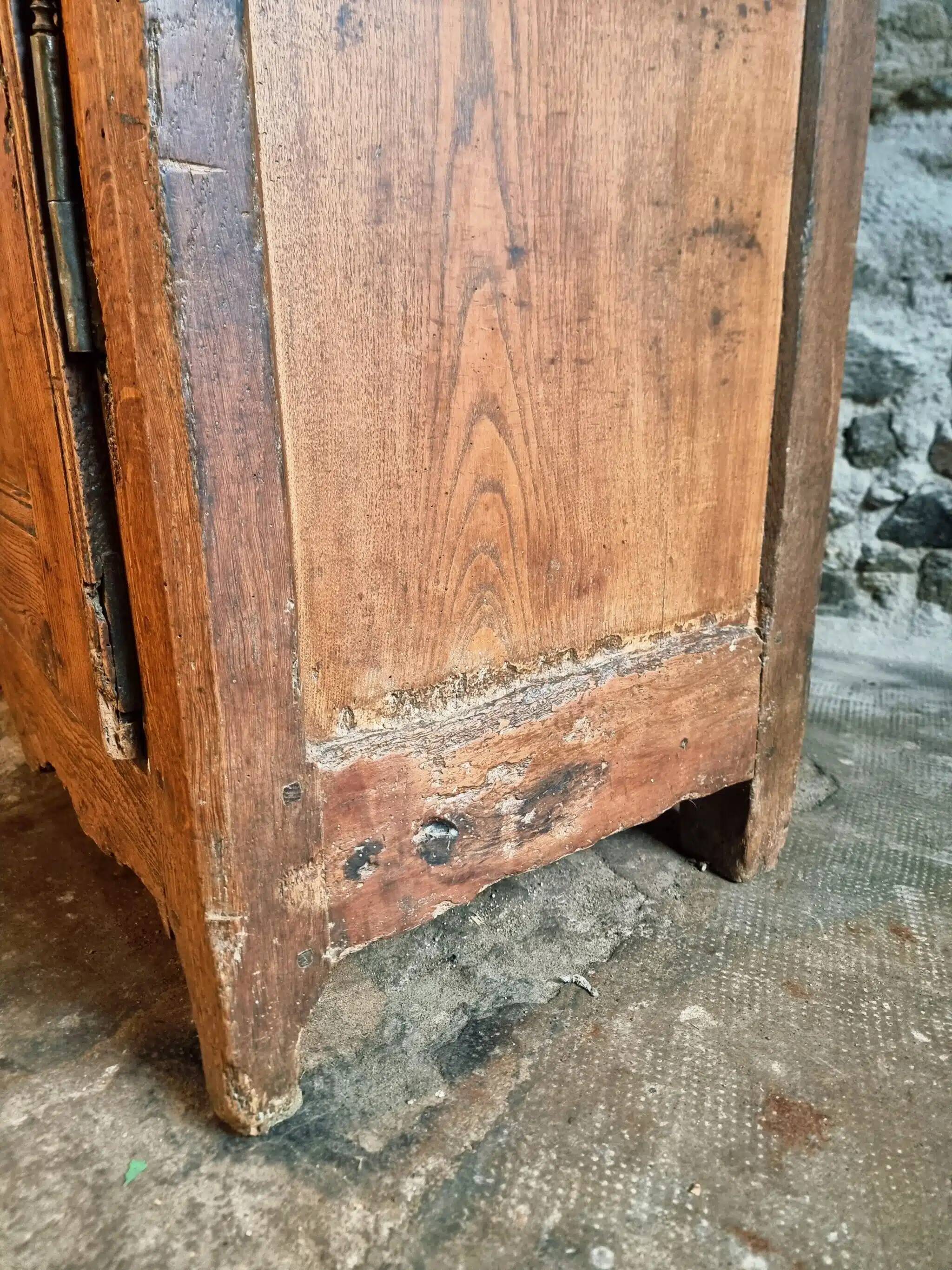Armoire ancienne française en châtaignier – XVIIIe siècle