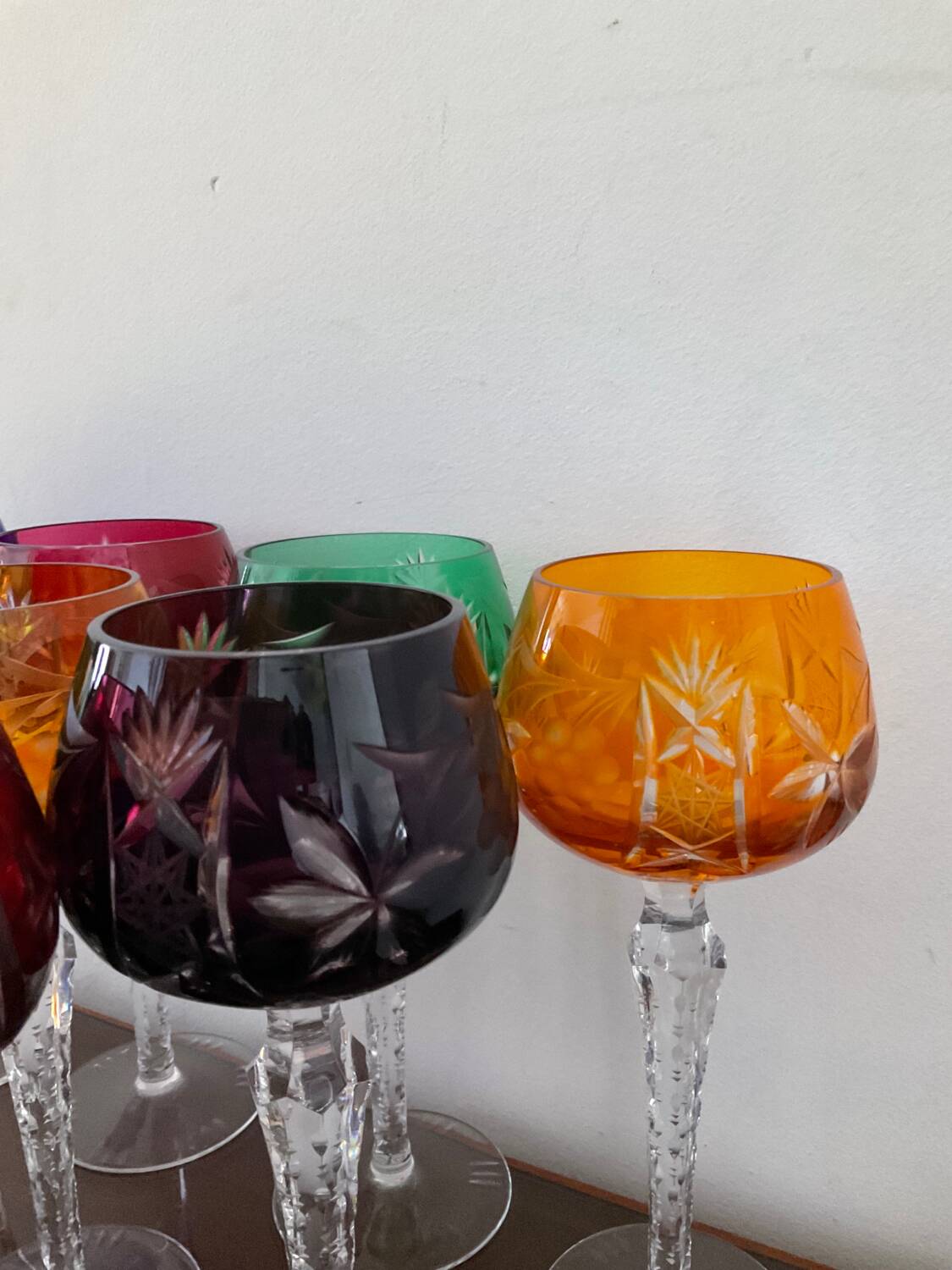 Série de 10 verres anciens multicolores en cristal ciselé