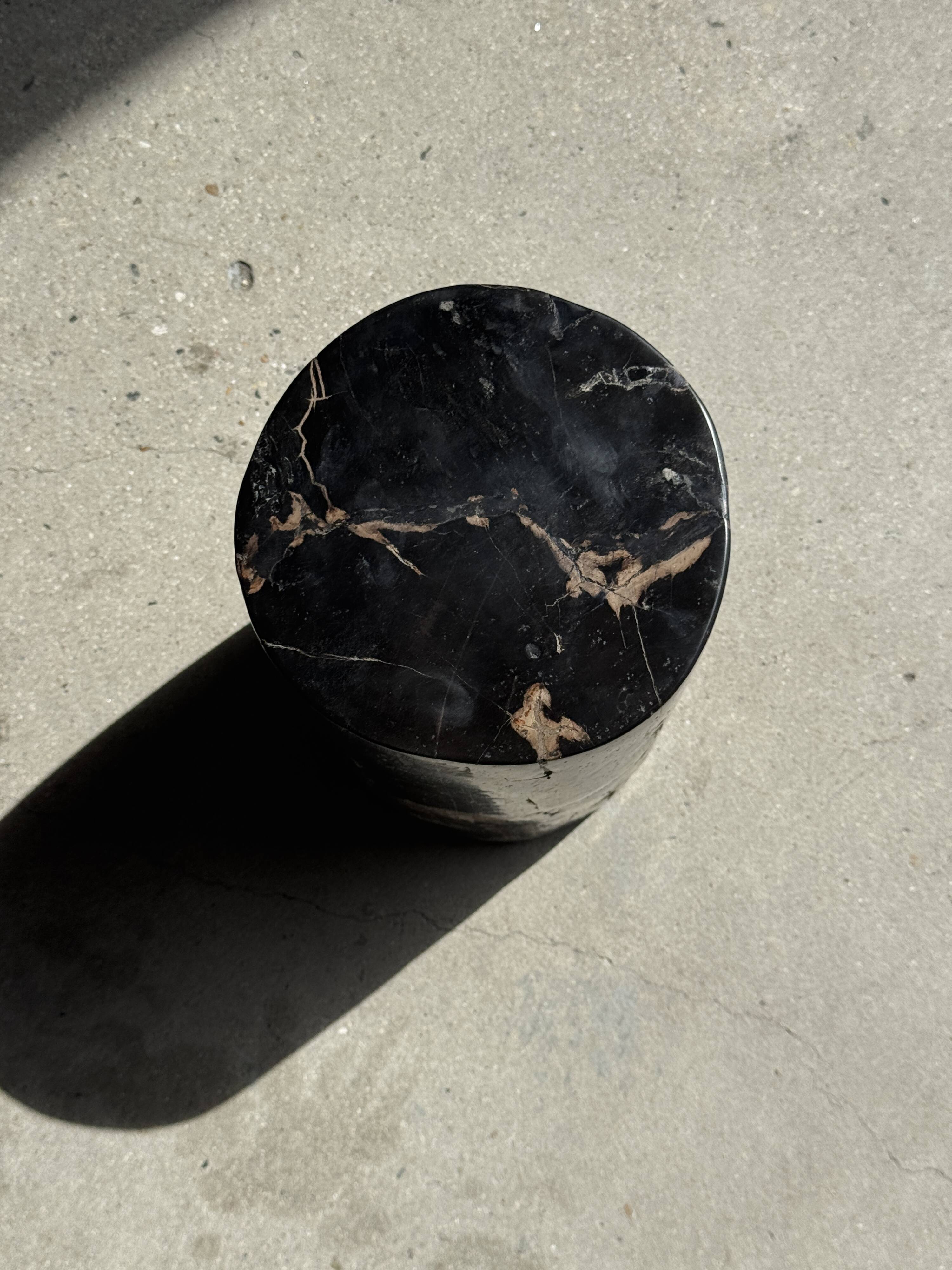 Small side table in black petrified wood with stripes and beige bottom H28.