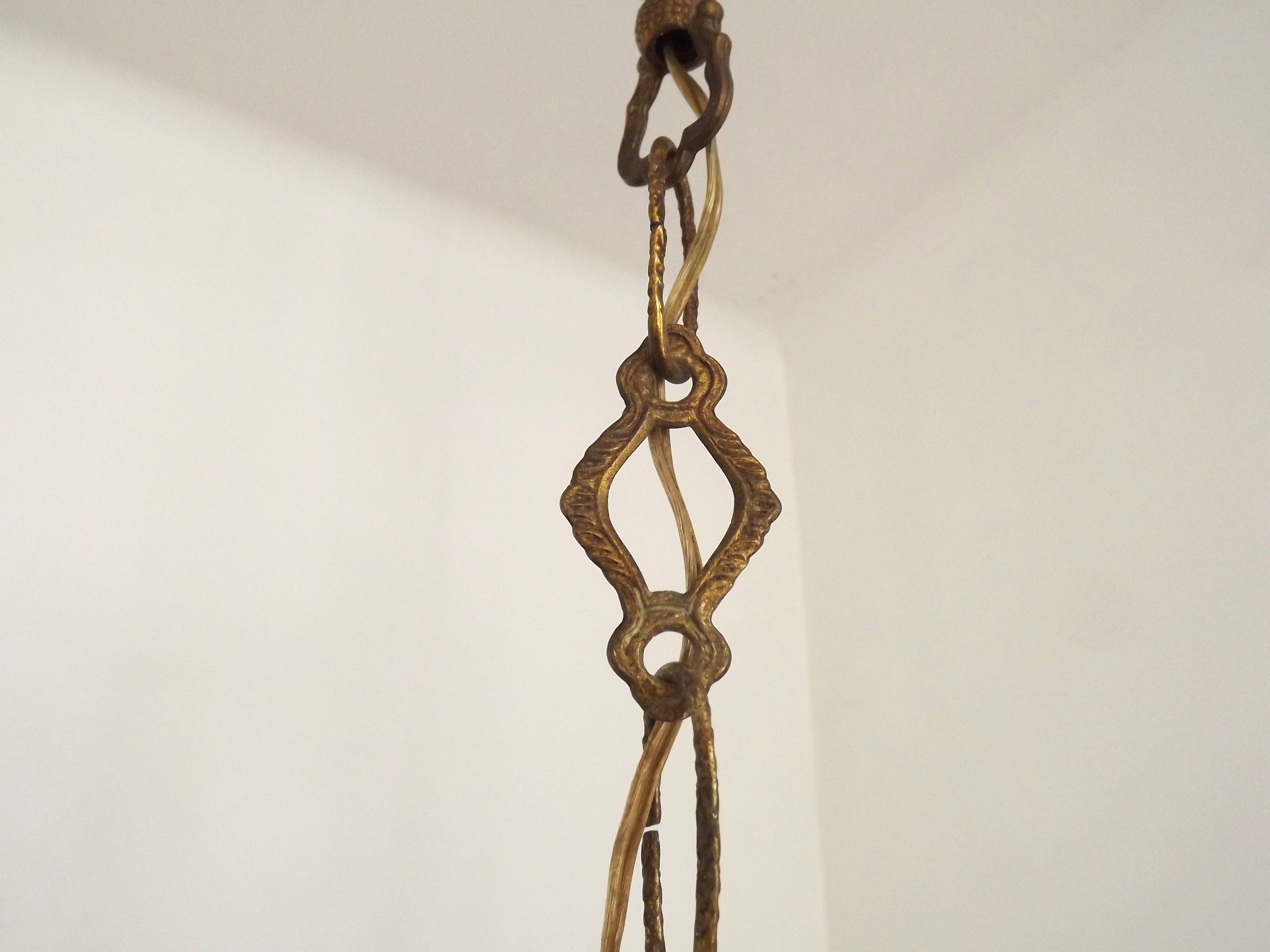 Chandelier en bronze à 3 lumières de style baroque vintage français avec des détails floraux.
