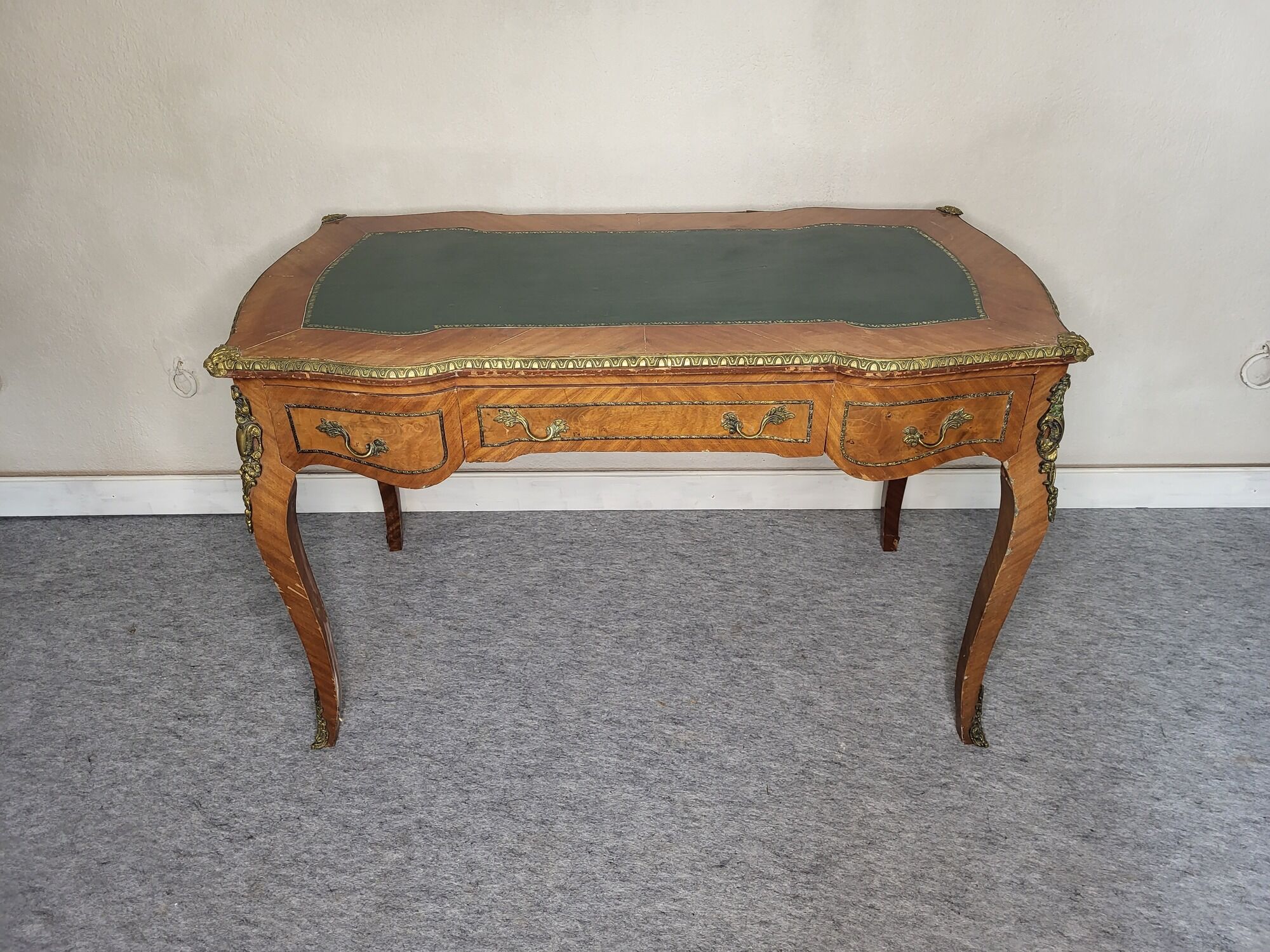 Bureau en marqueterie de bois Style Louis XV époque XIXeme