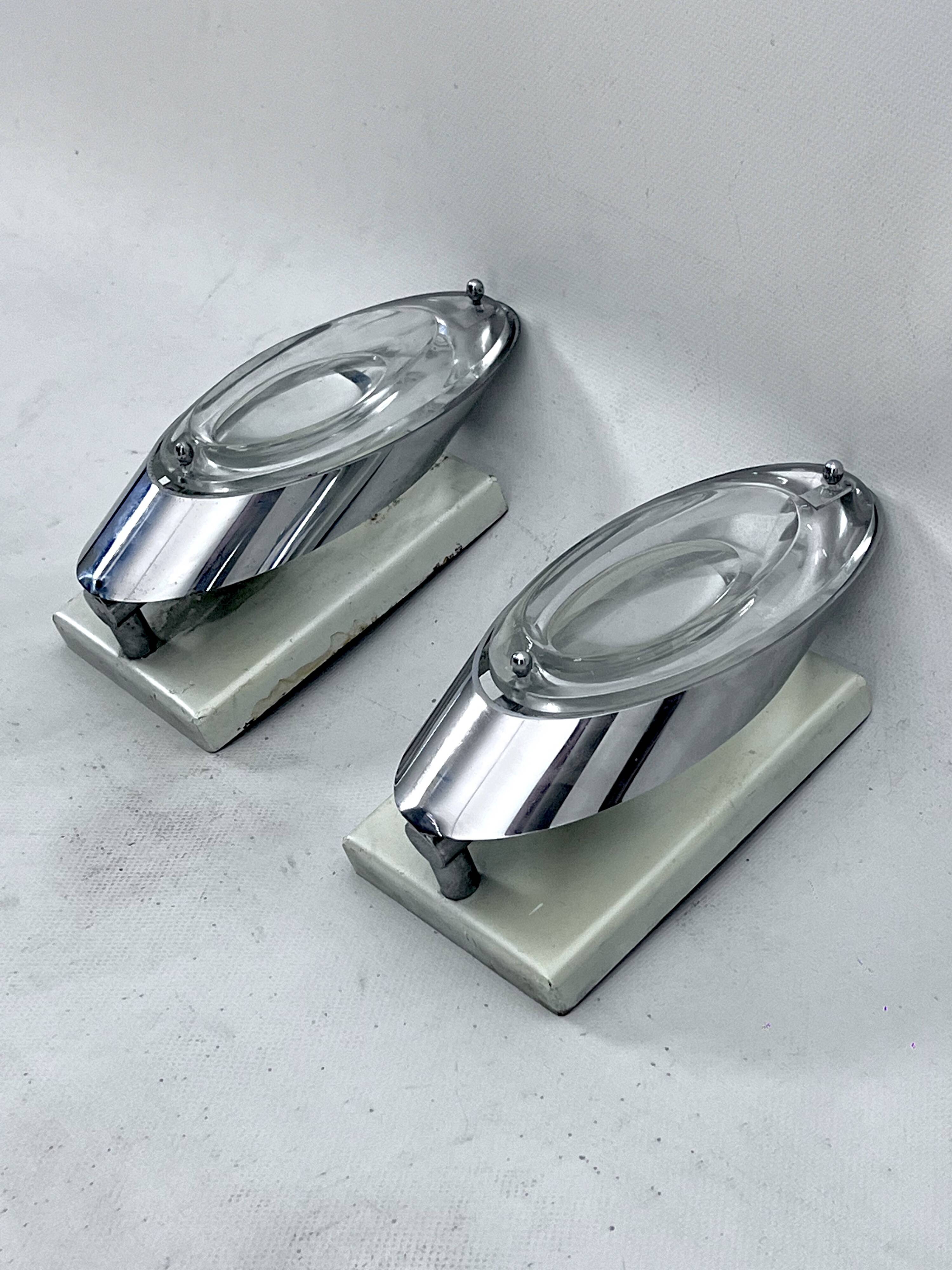 Oscar Torlasco, postmodern pair of Italian sconces in chrome and glass. 1970s