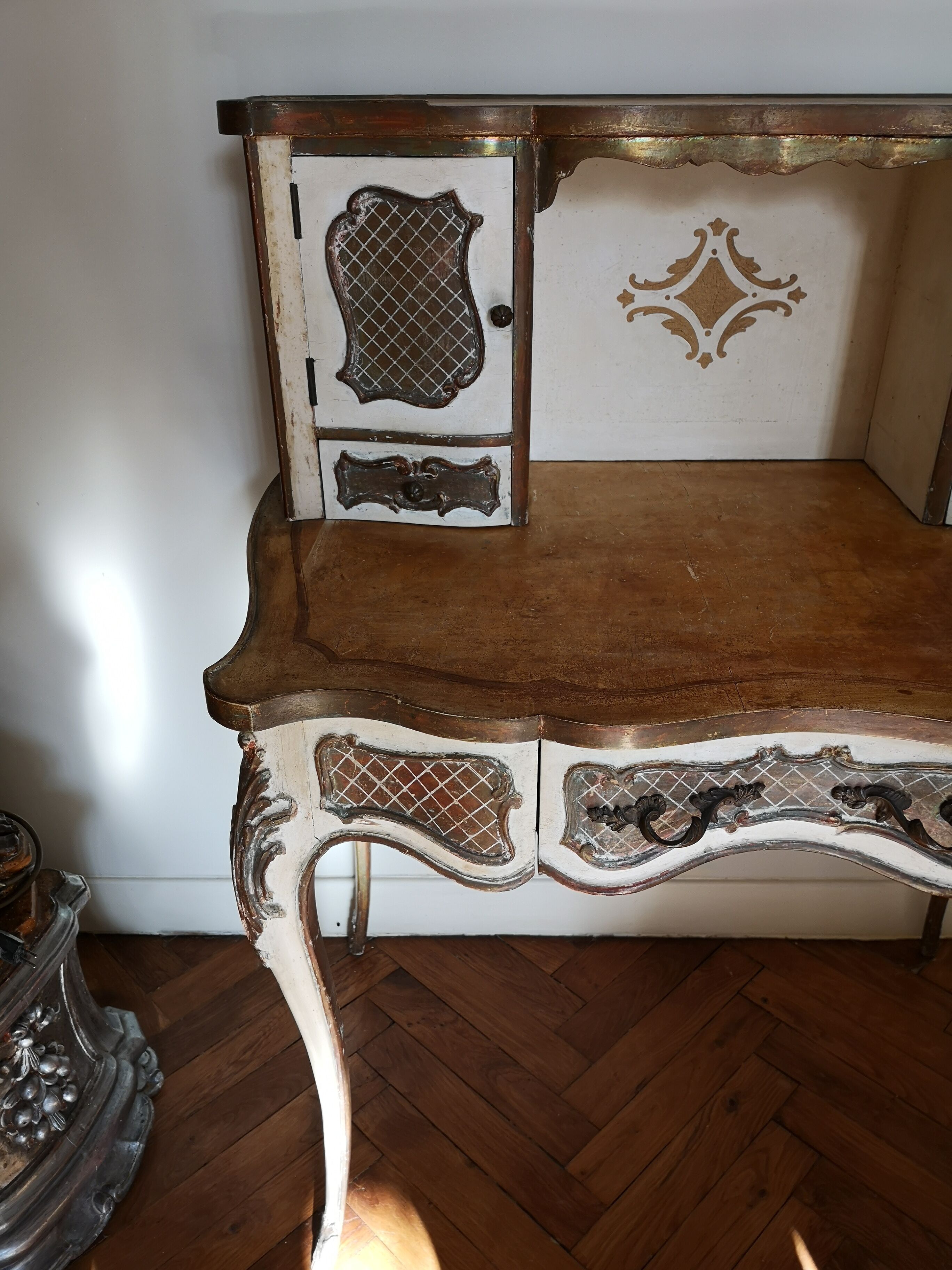 Venetian-sloping desk in painted wood