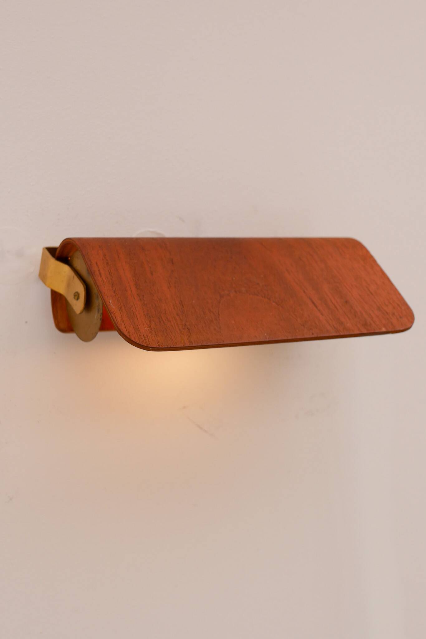 Applique en teck vintage. Design scandinave classique du milieu du siècle moderne.