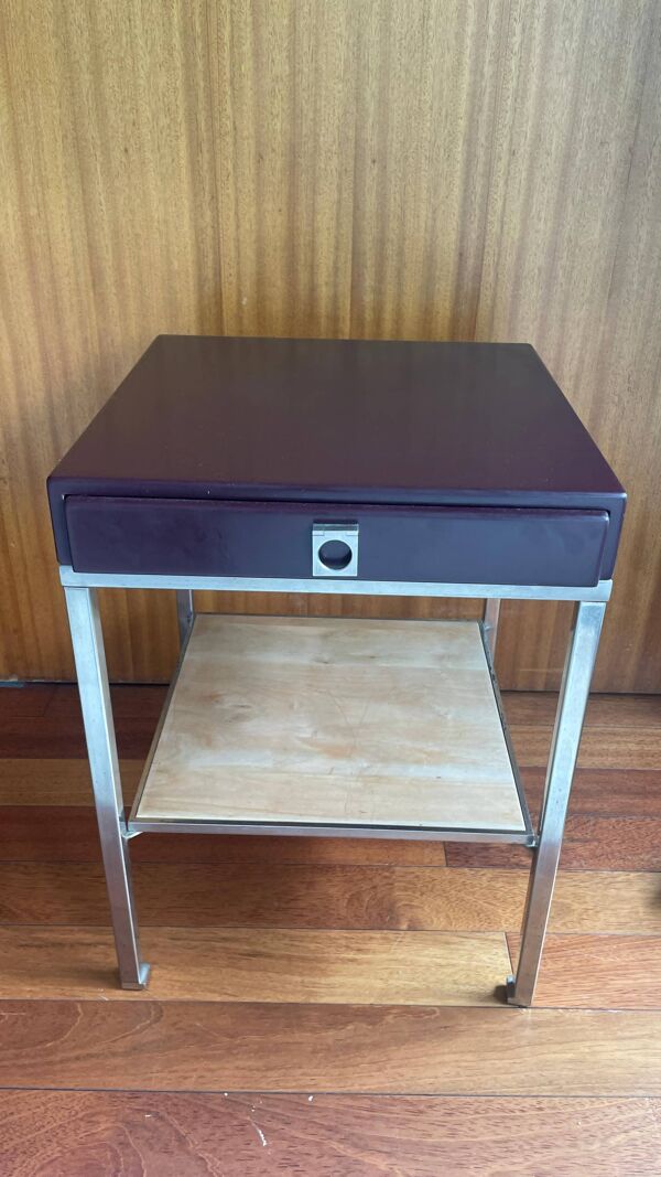 Table d’appoint moderniste en métal chromé et laque li de vin – Guy Lefevre