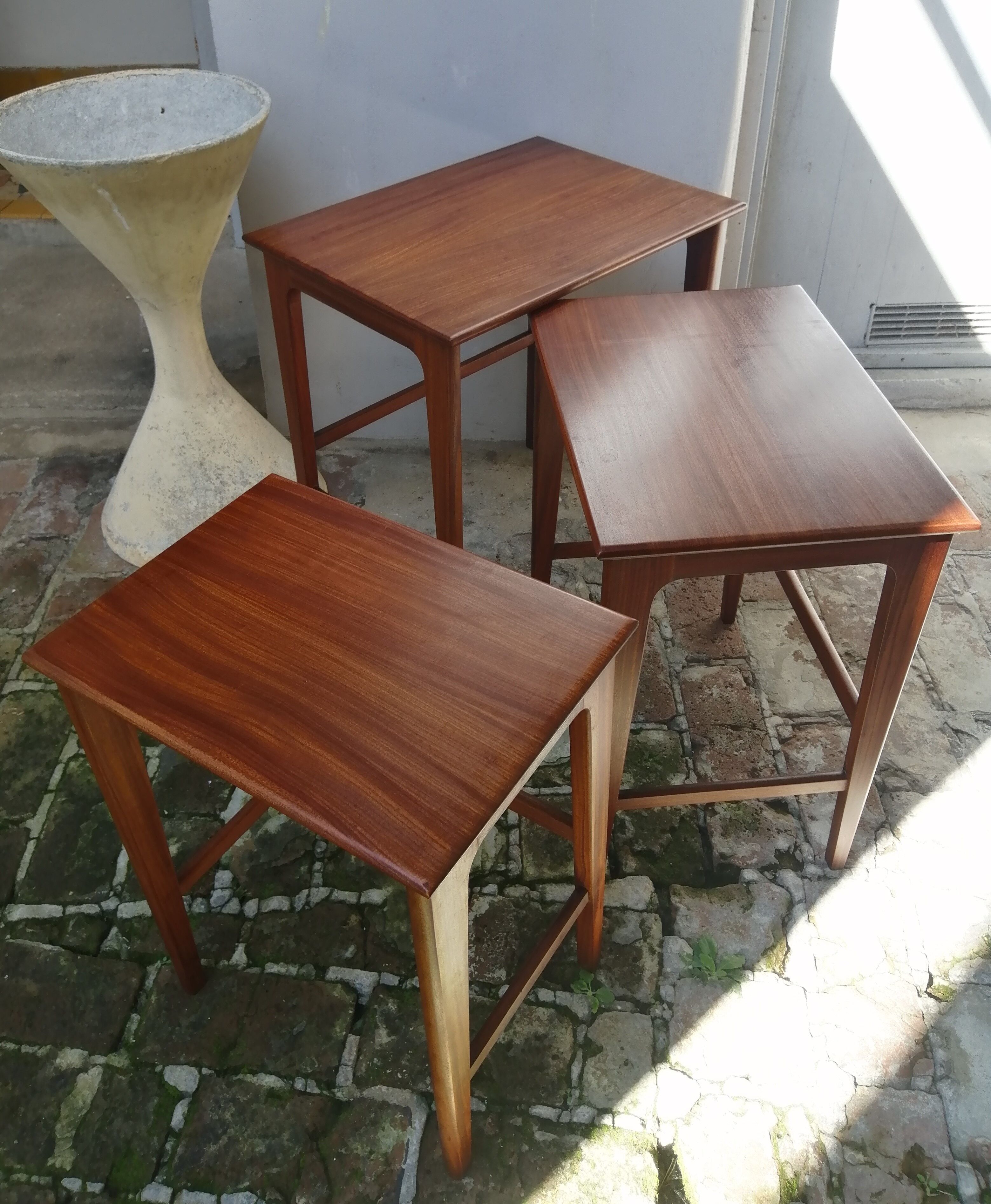 Pull-out tables from the 60s in solid exotic wood published by Younger