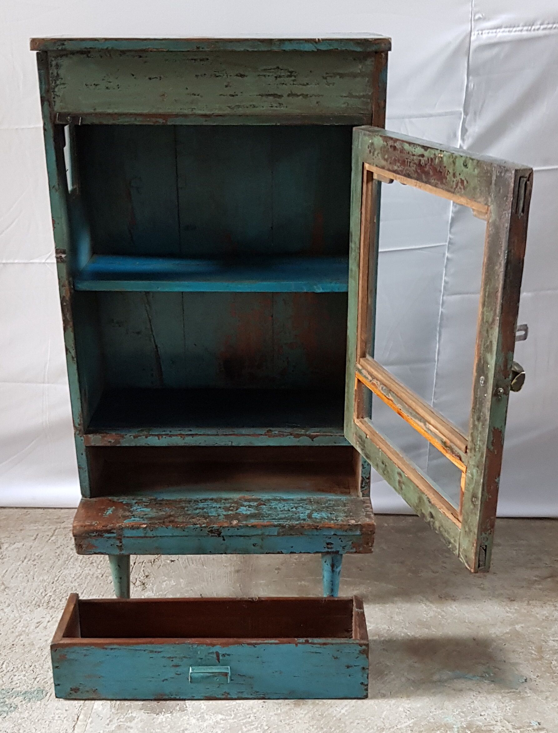 Ancien meuble d'appoint vitré en teck