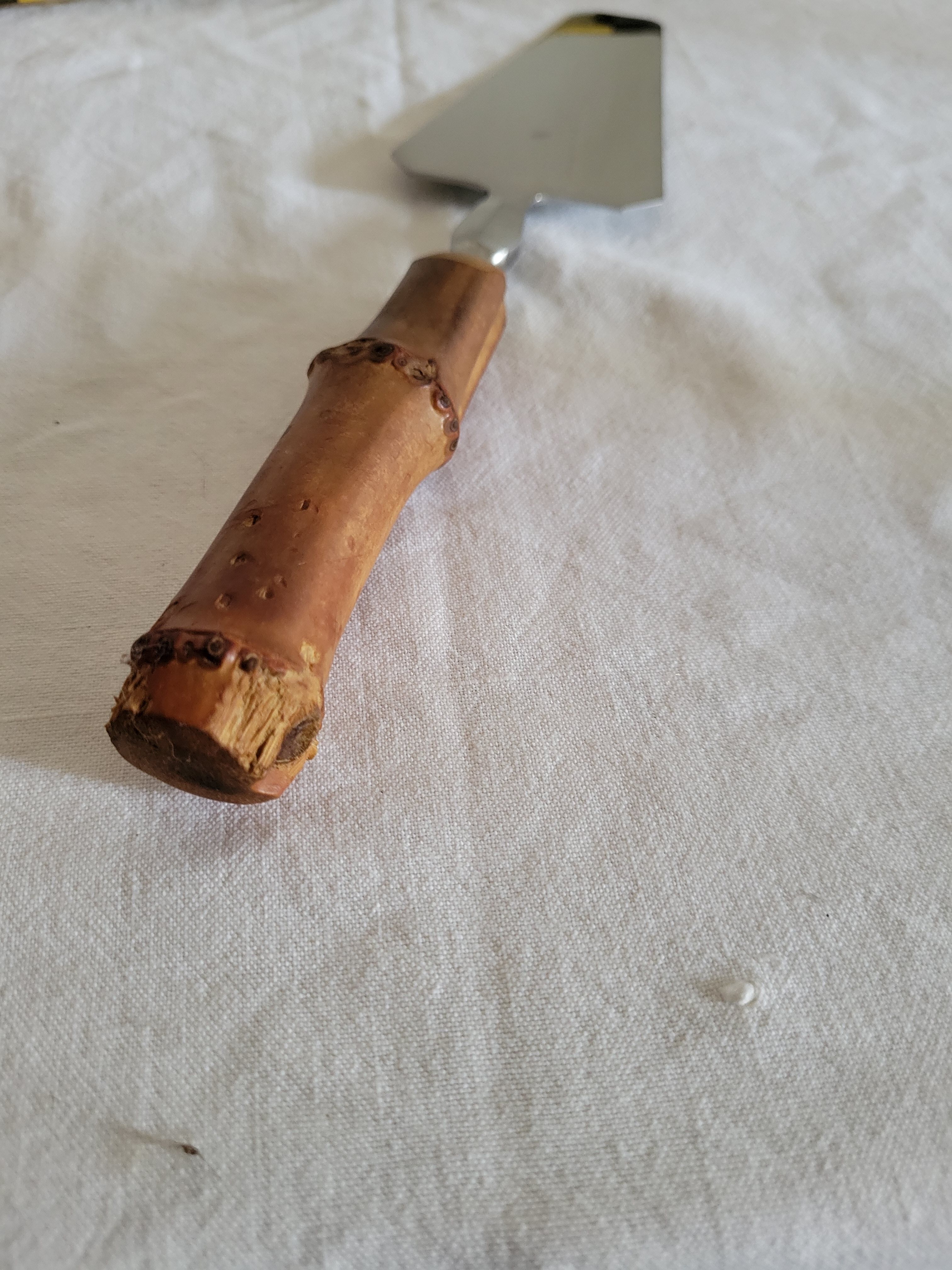 Pie shovel with bamboo handle