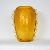 Vase en verre ambre avec des ailes