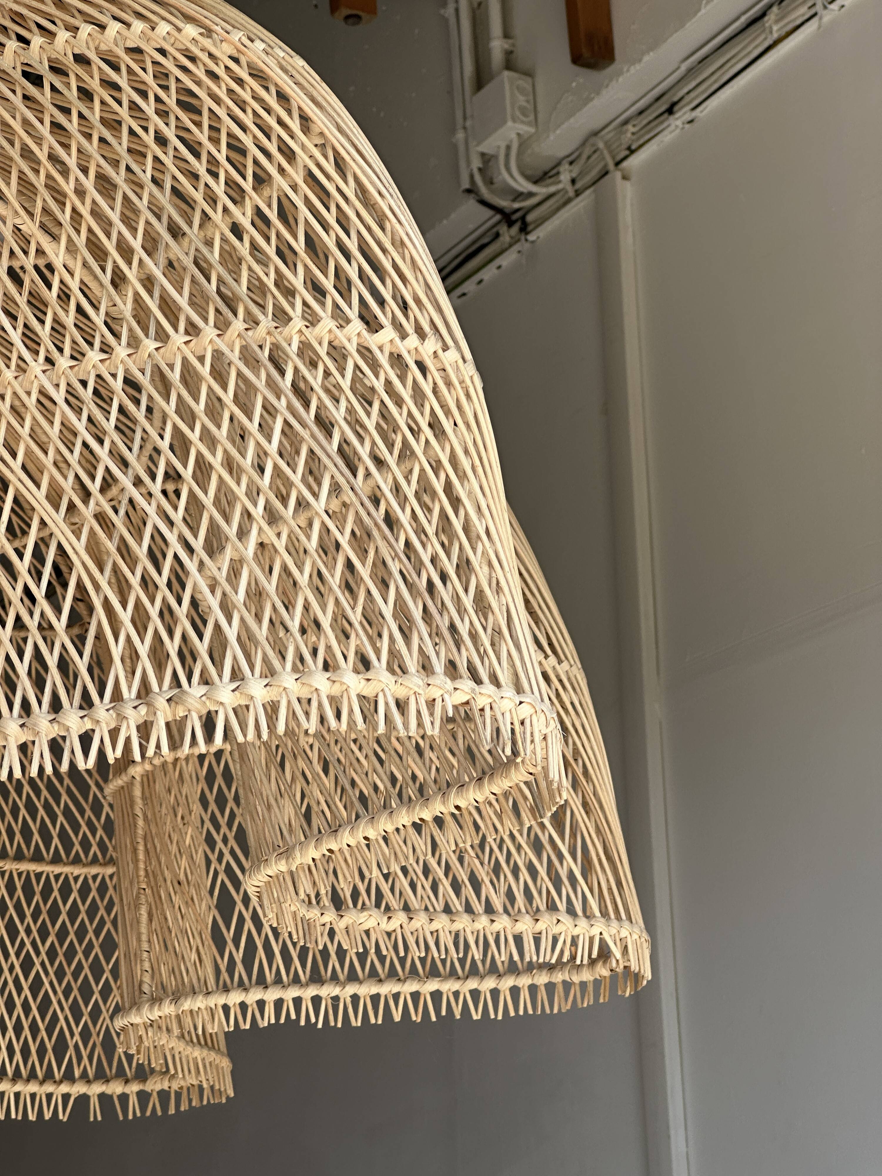 Immense rattan suspension in the shape of a flower, tulip, corolla H1m D1m50
