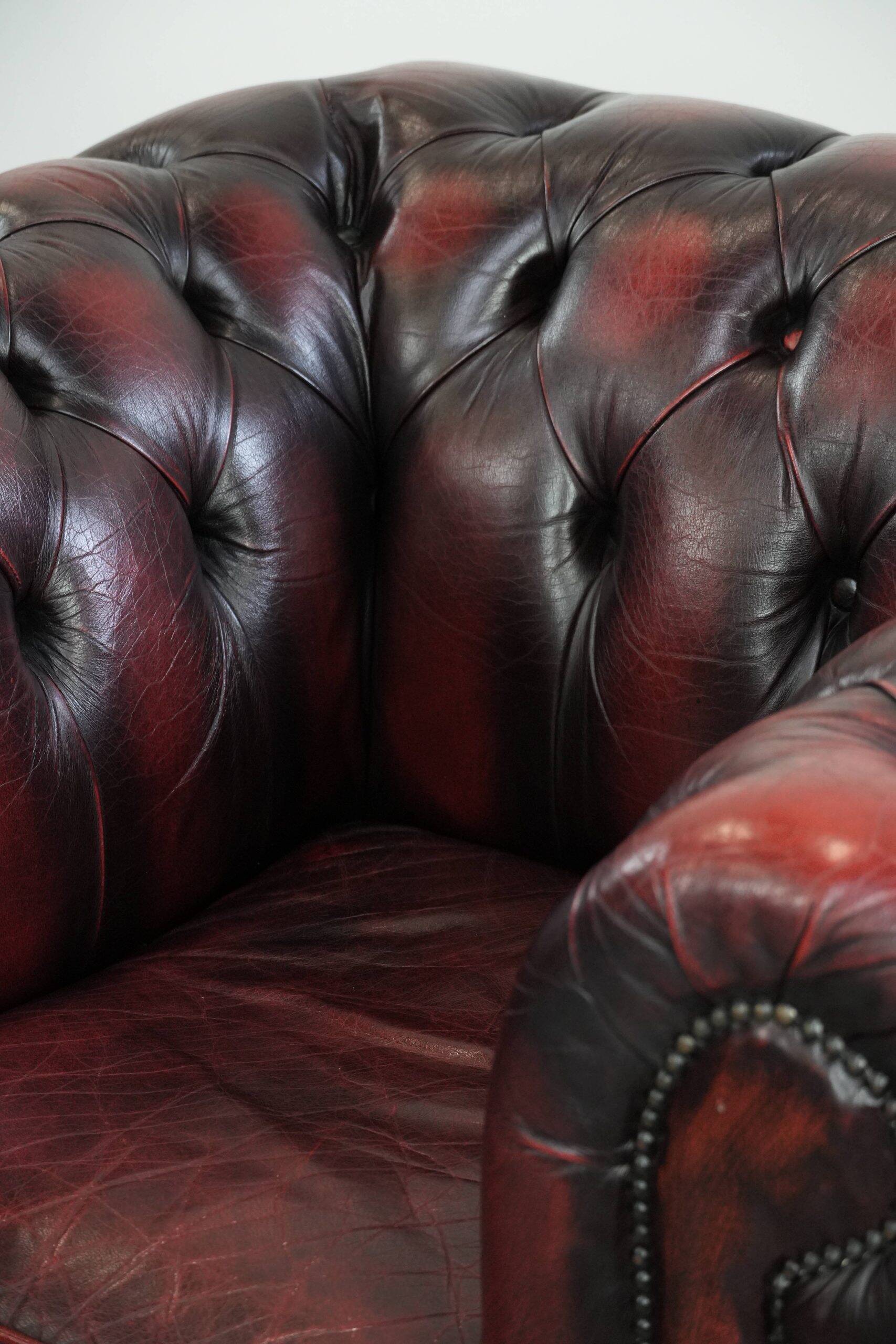 Cowhide leather English chesterfield armchair on wheels