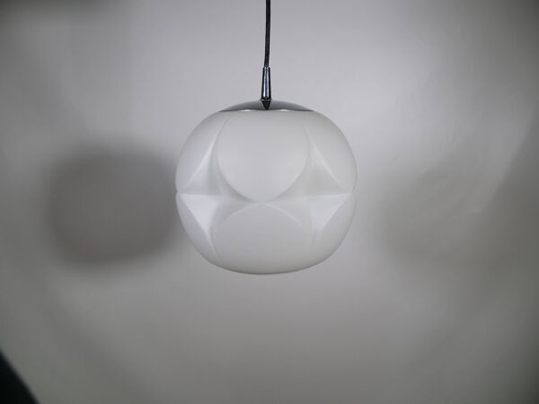 Plafonnier en verre opale des années 1970, design Peill Putzler