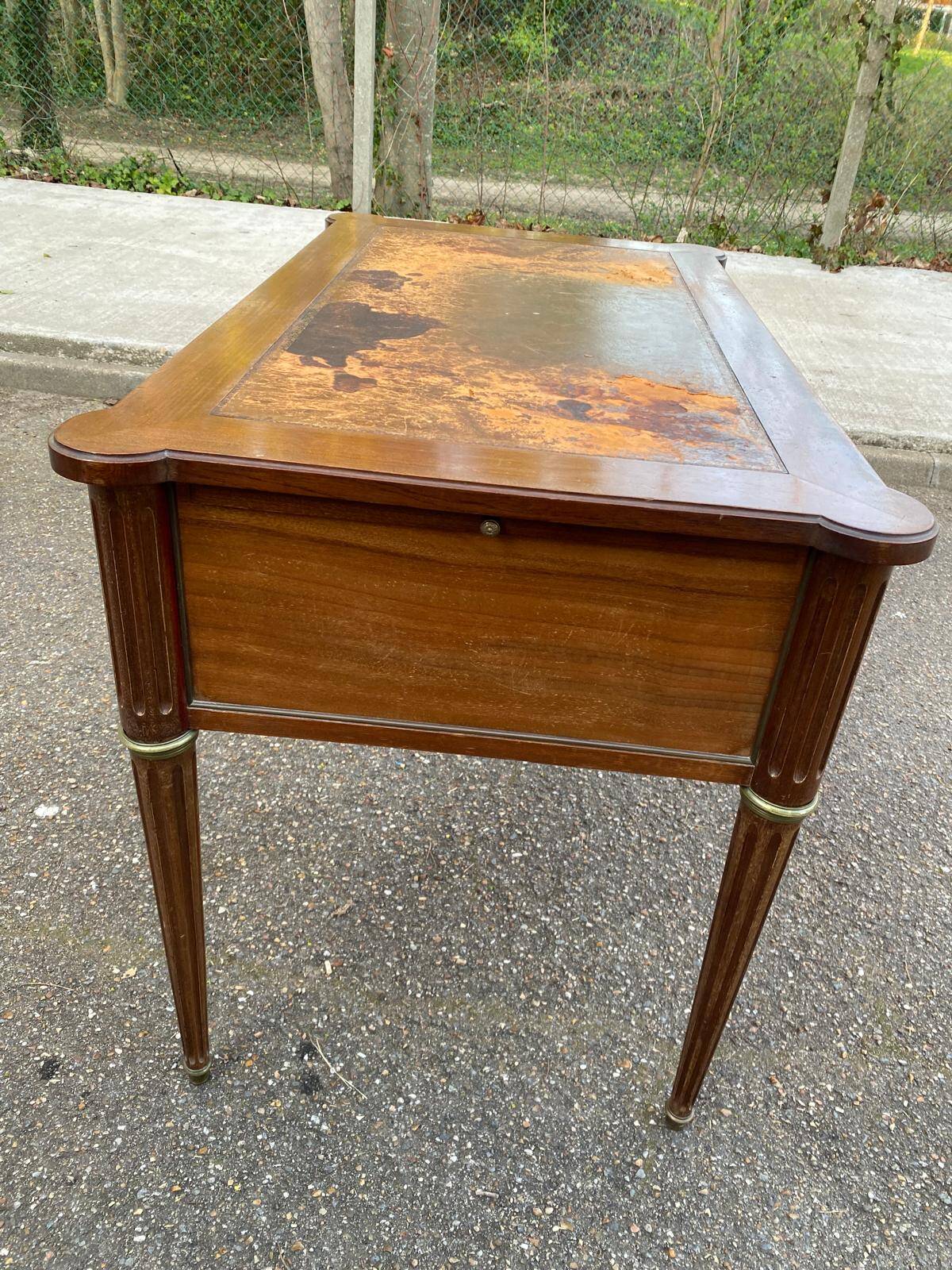 Louis XVI desk in solid wood and leather from the 20th century.