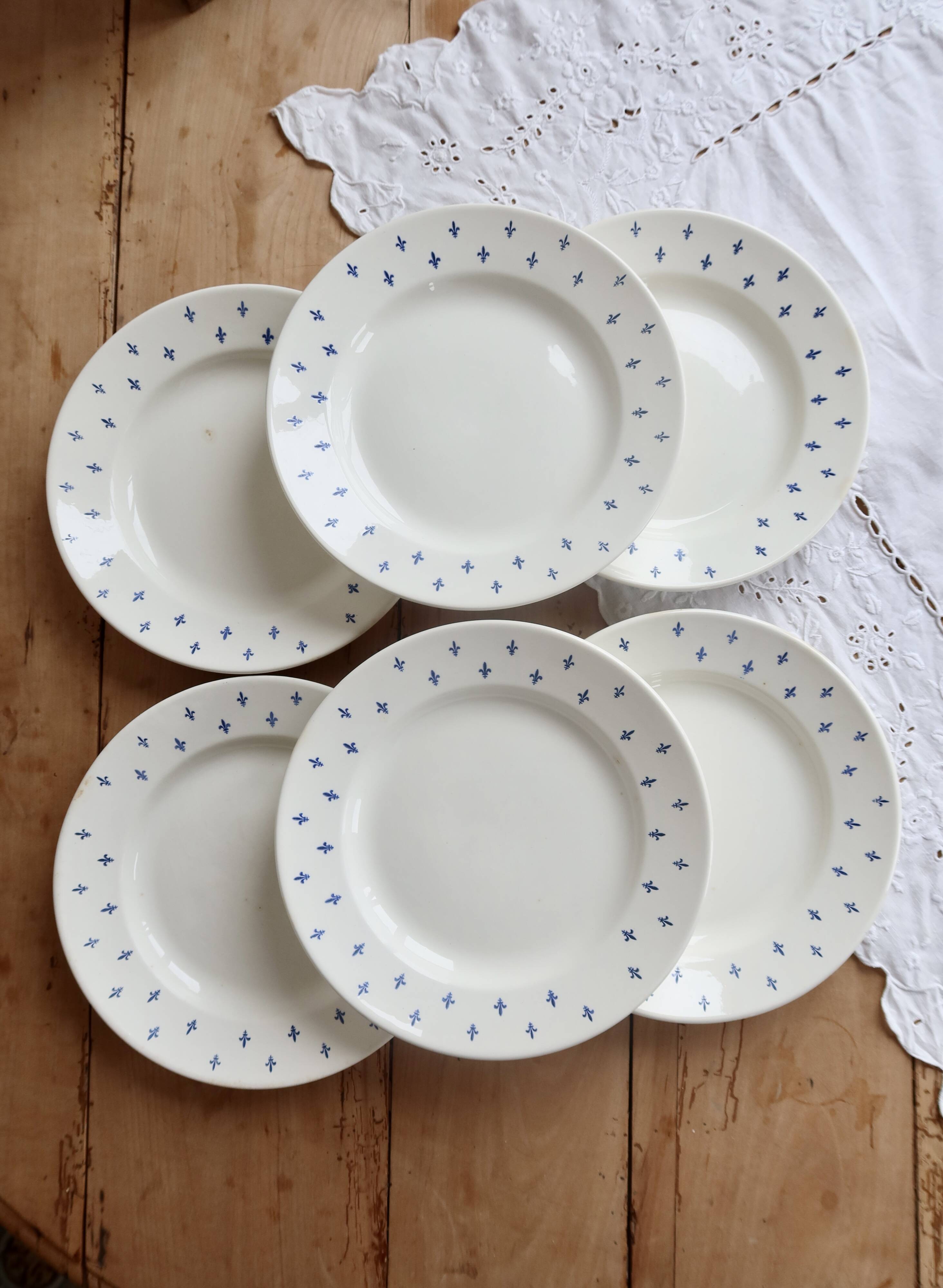 6 assiettes plates vintage en faïence blanche – décor fleurs de lys bleu