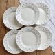 6 assiettes plates vintage en faïence blanche – décor fleurs de lys bleu