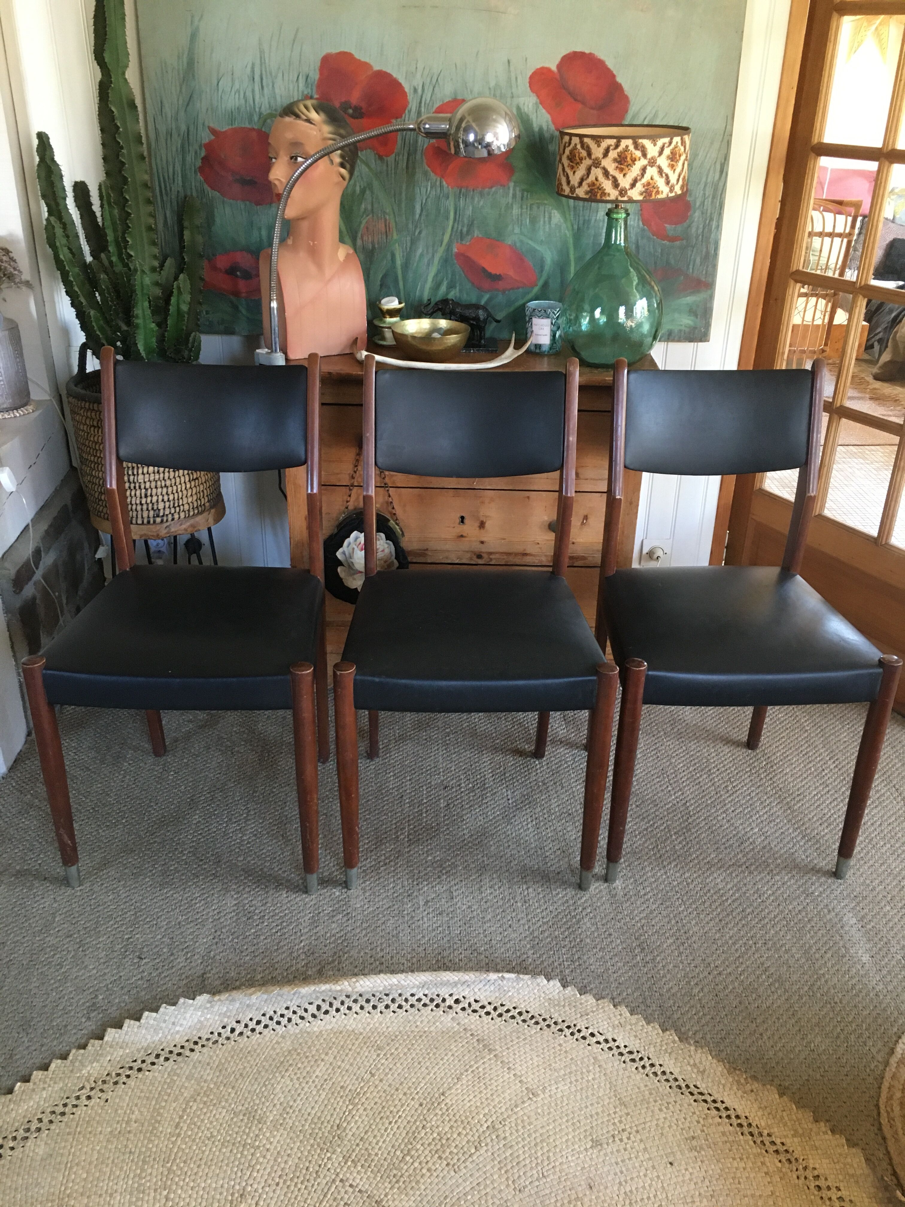 Series of 3 chairs