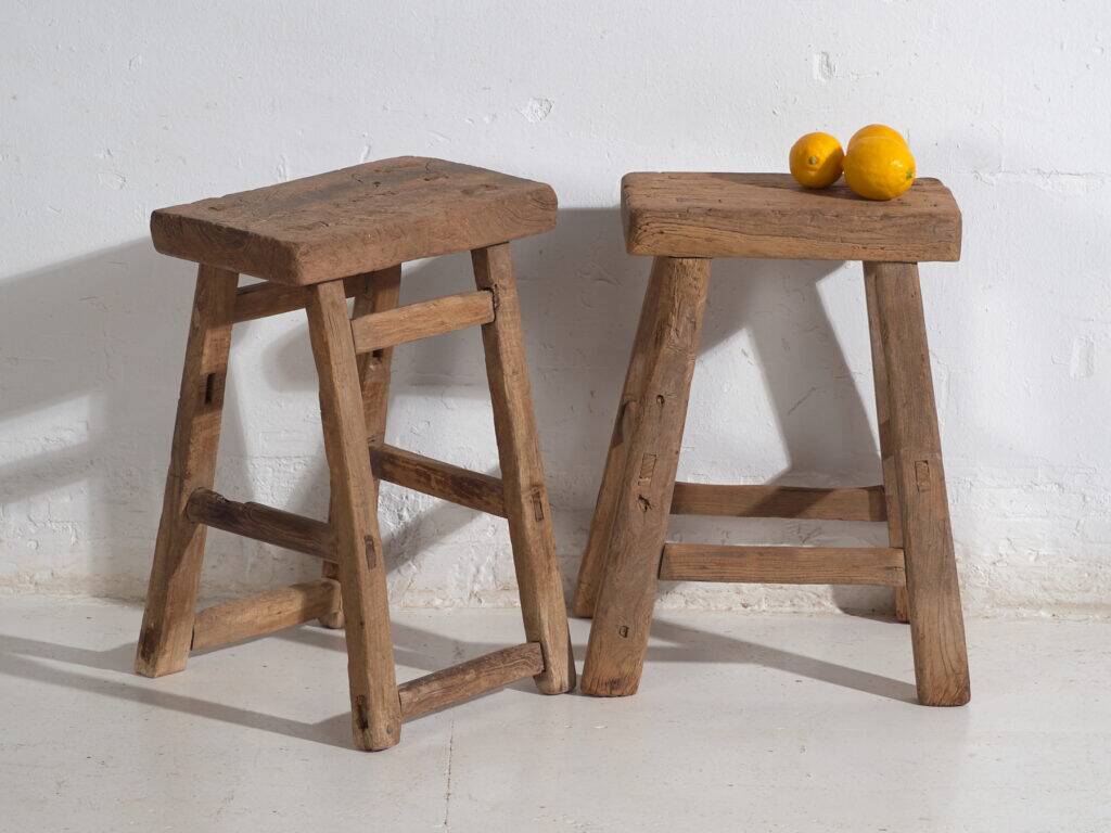 Tabourets chinois anciens en orme – Dynastie Qing, circa 1900. Ensemble de 2 pièces
