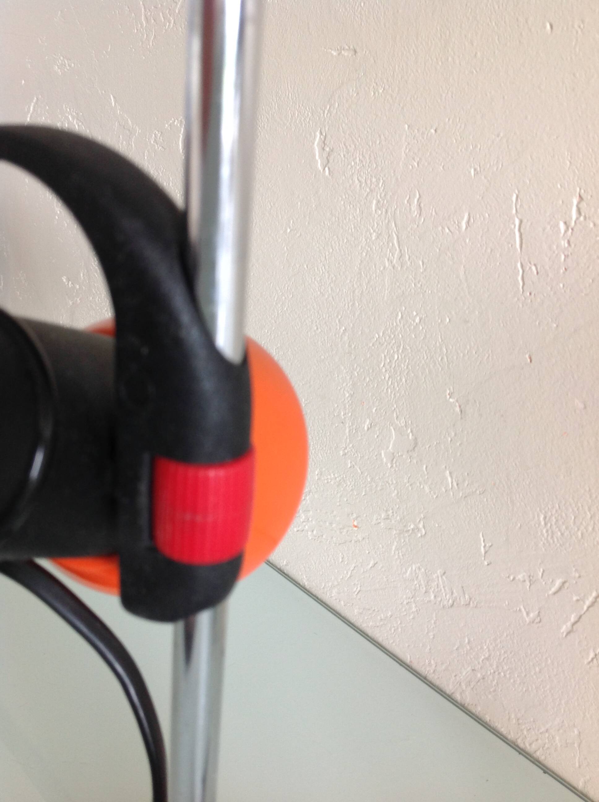 Lampe de bureau en métal orange  et noir / vintage années -60-70
