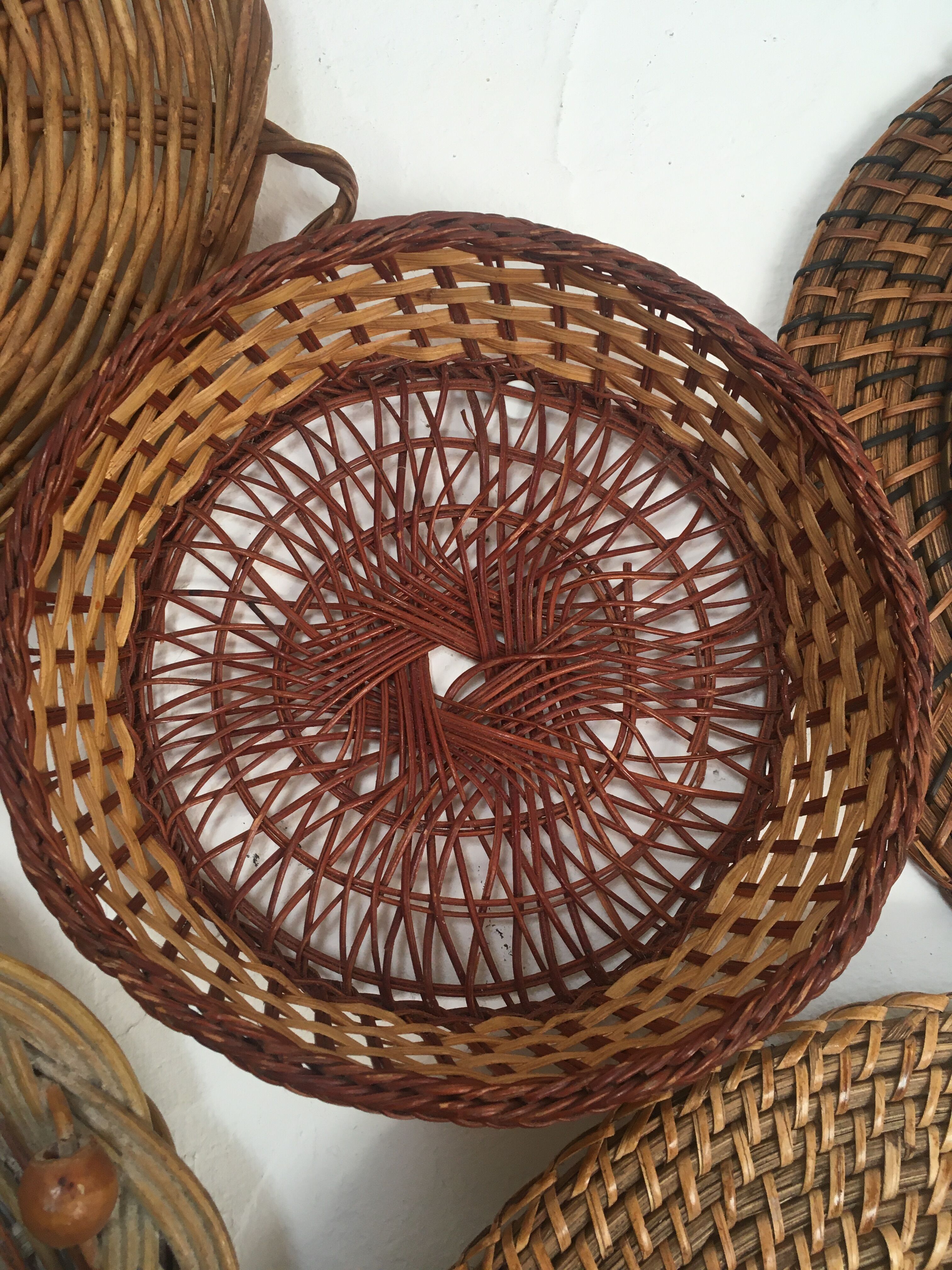 Wall composition of wicker trays