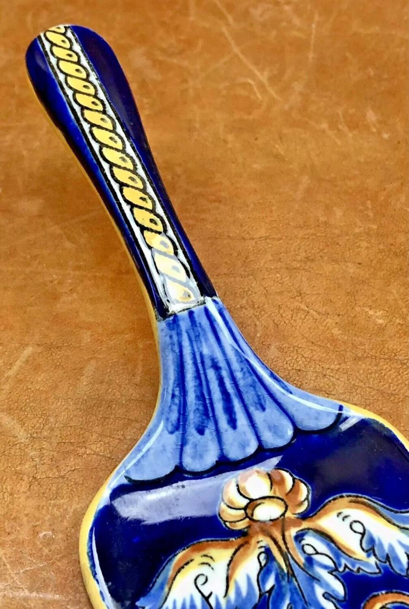 Ancienne pelle à gâteau Gien Renaissance fond bleu 1941/1950