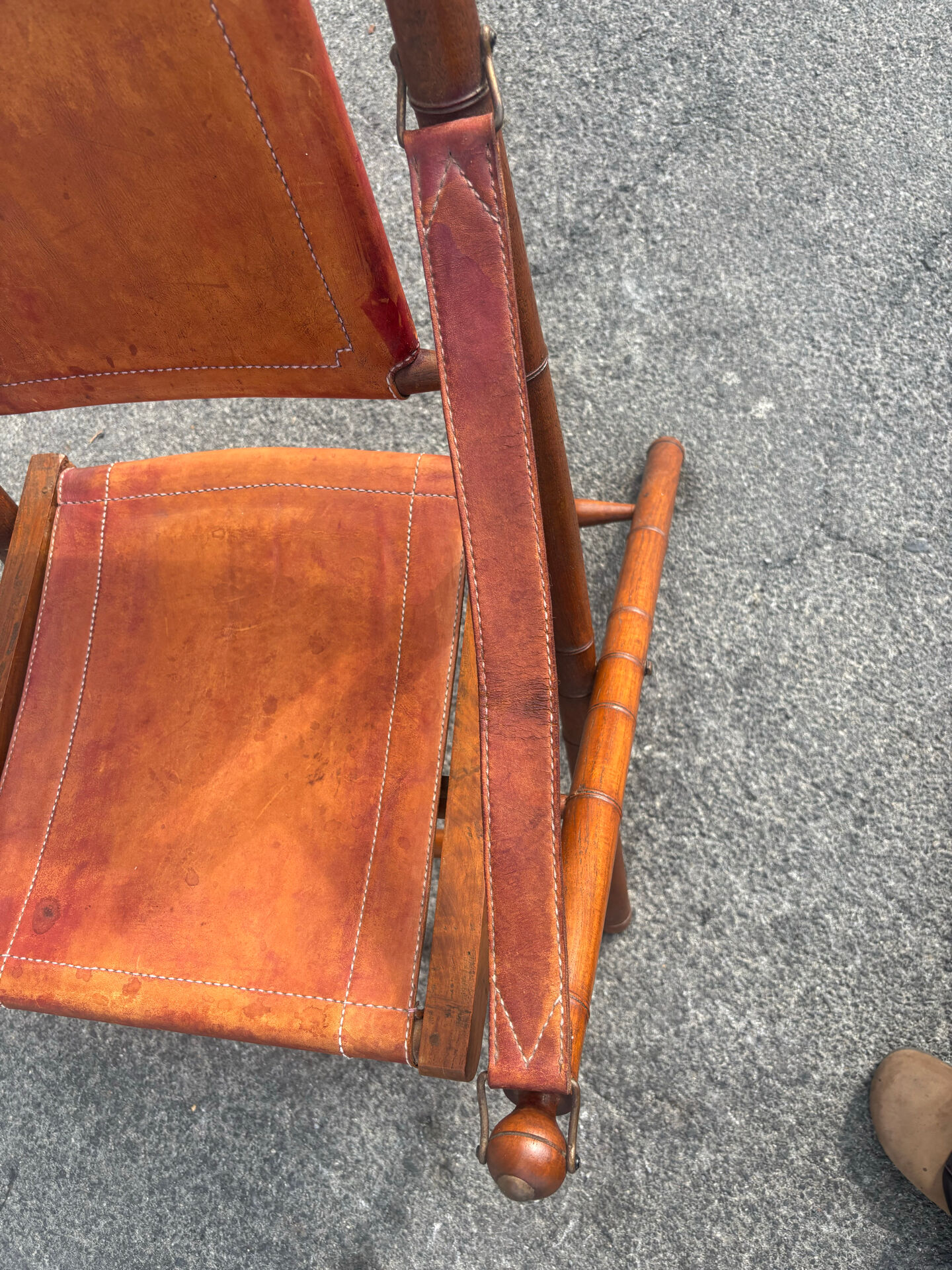 Vintage Safari Armchair in Cognac Leather and Turned Wood – 1940s/50s