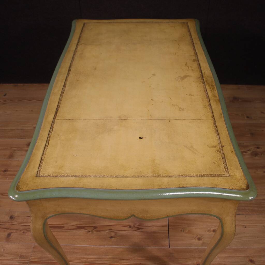 Grand bureau laqué de style Louis XV