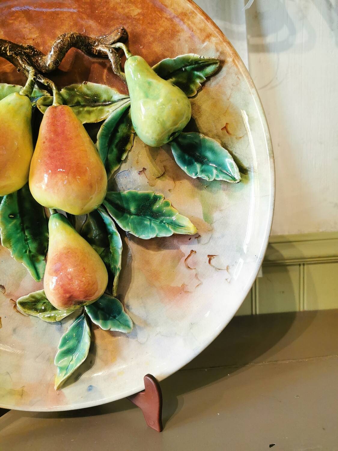 Large barbotine dish