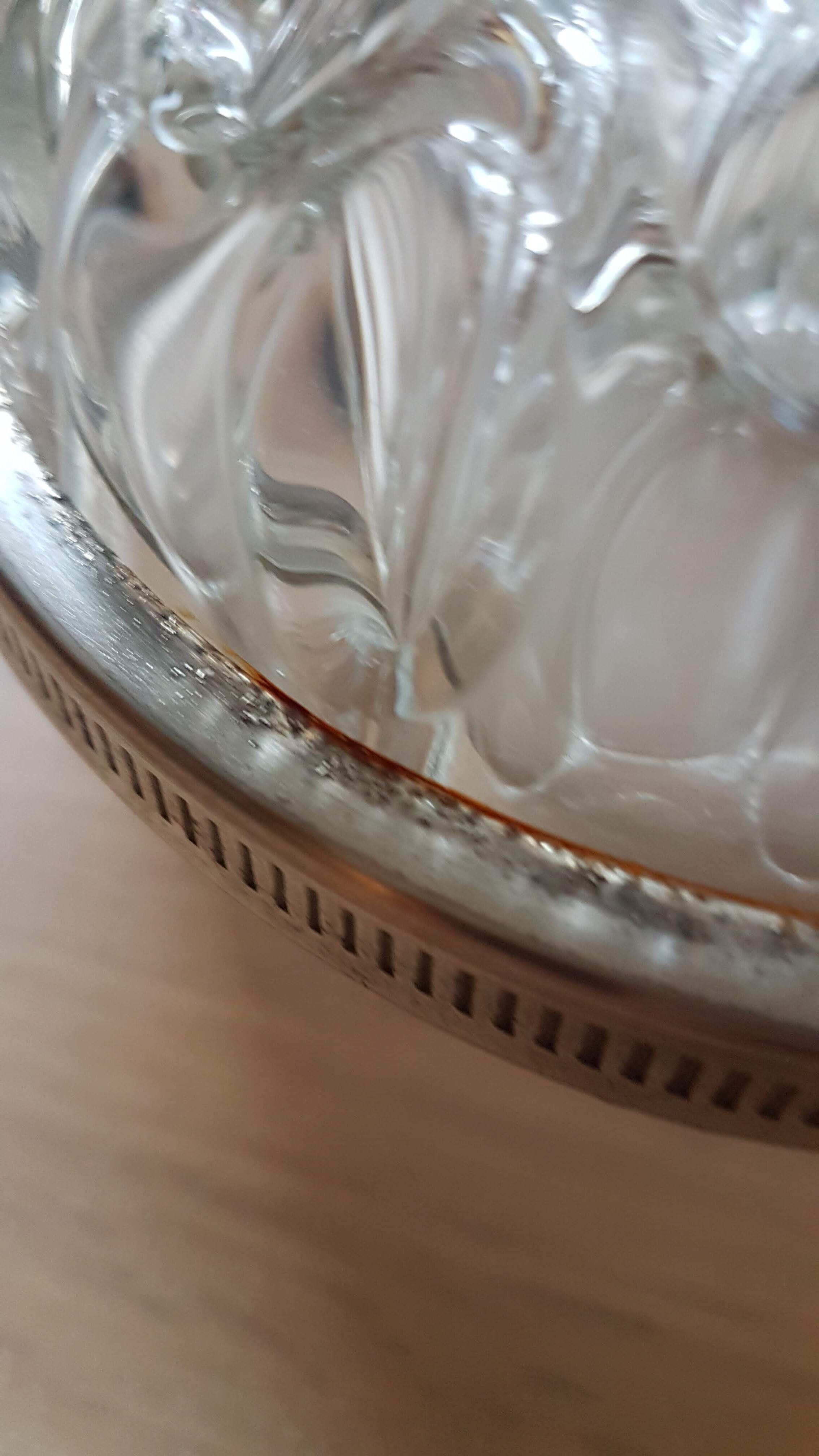 Vase pique fleurs en verre et étain