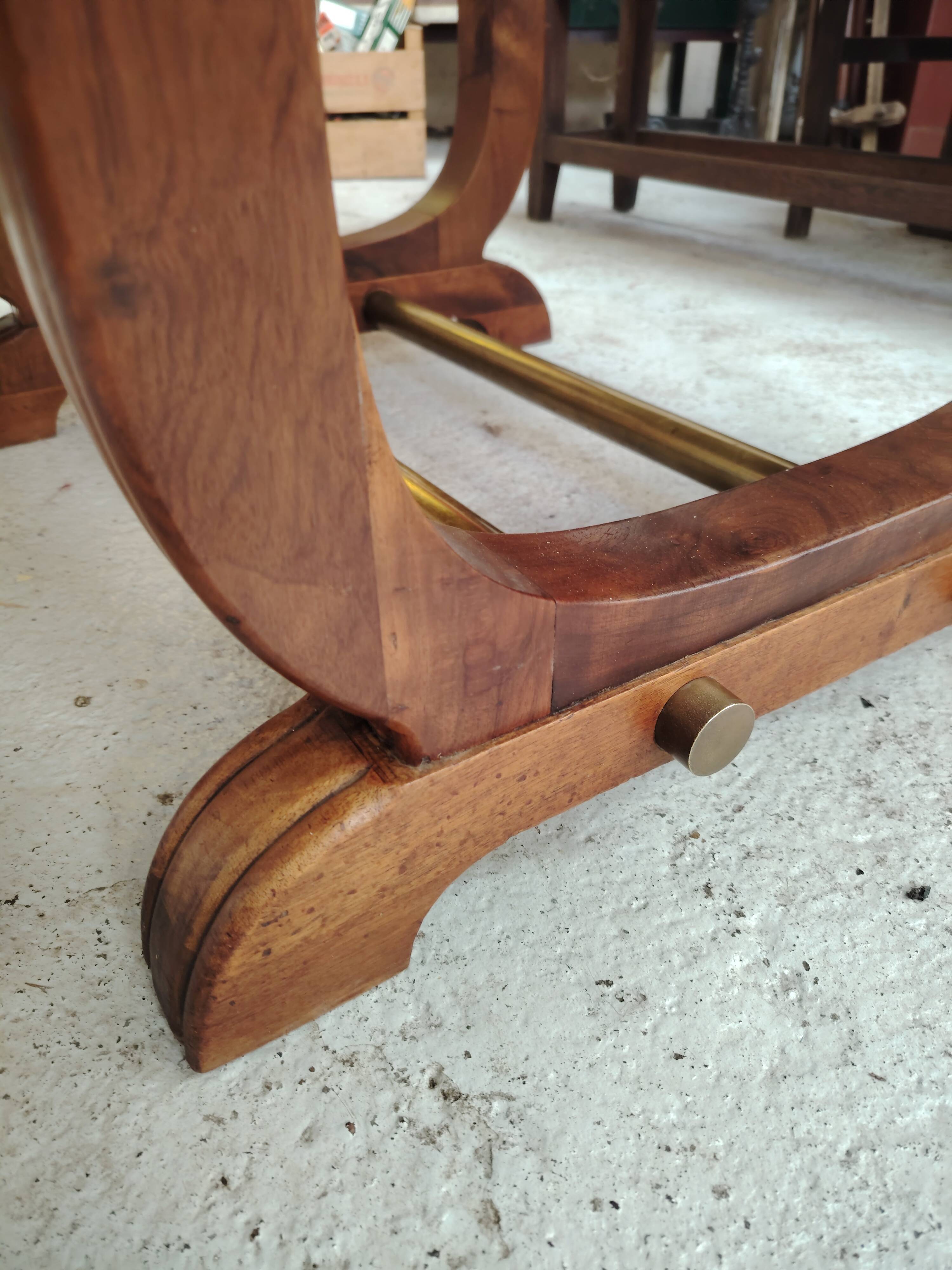 Art Deco extendable table in solid wood and brass.