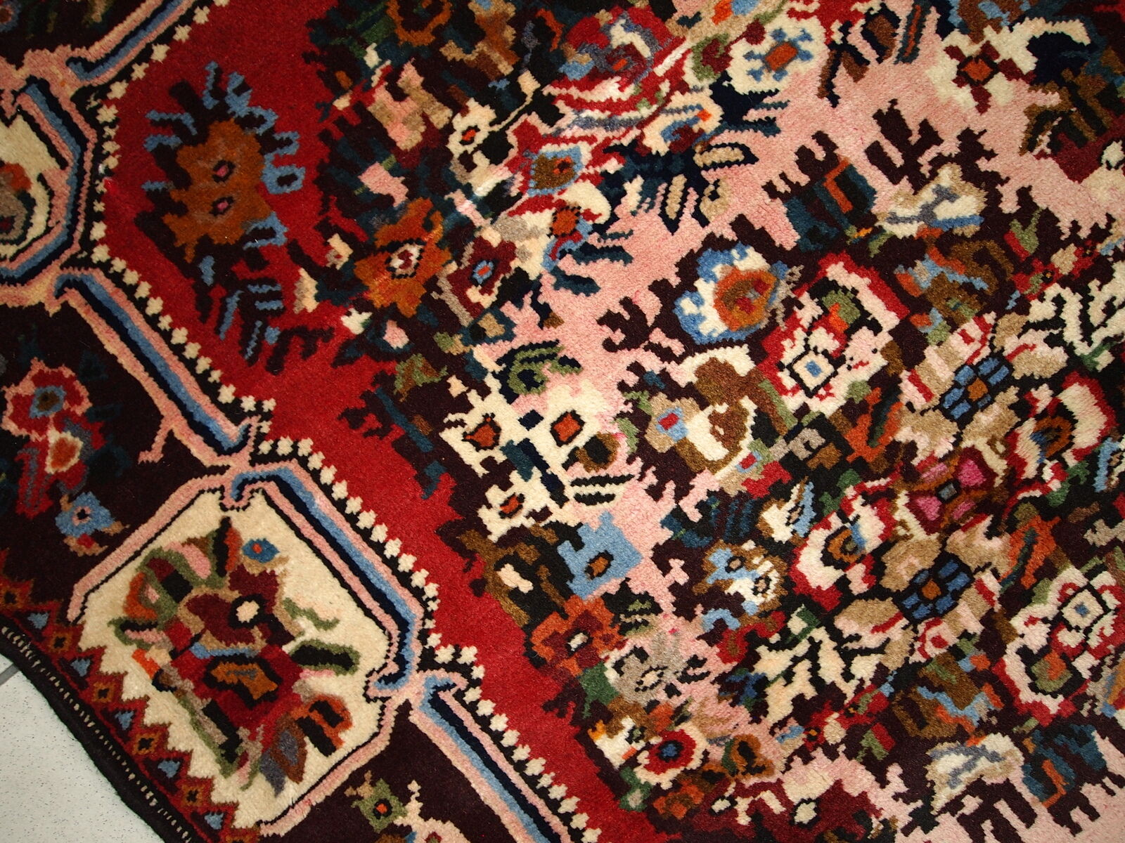 Carpet Persian Bahtiari 114cm x 152cm 1970 s