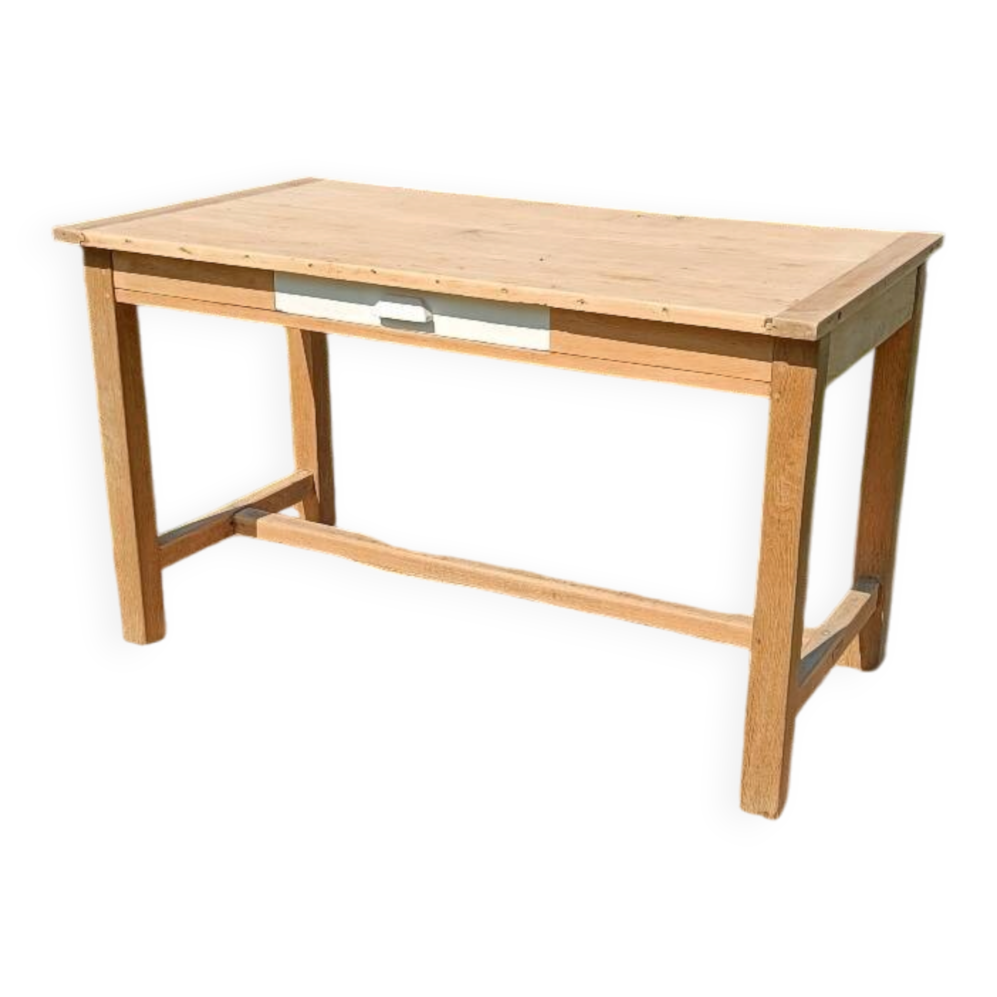 Old solid wood farmhouse table – chic country spirit