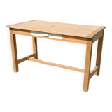 Old solid wood farmhouse table – chic country spirit