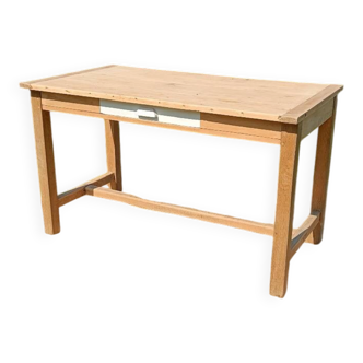 Old solid wood farmhouse table – chic country spirit