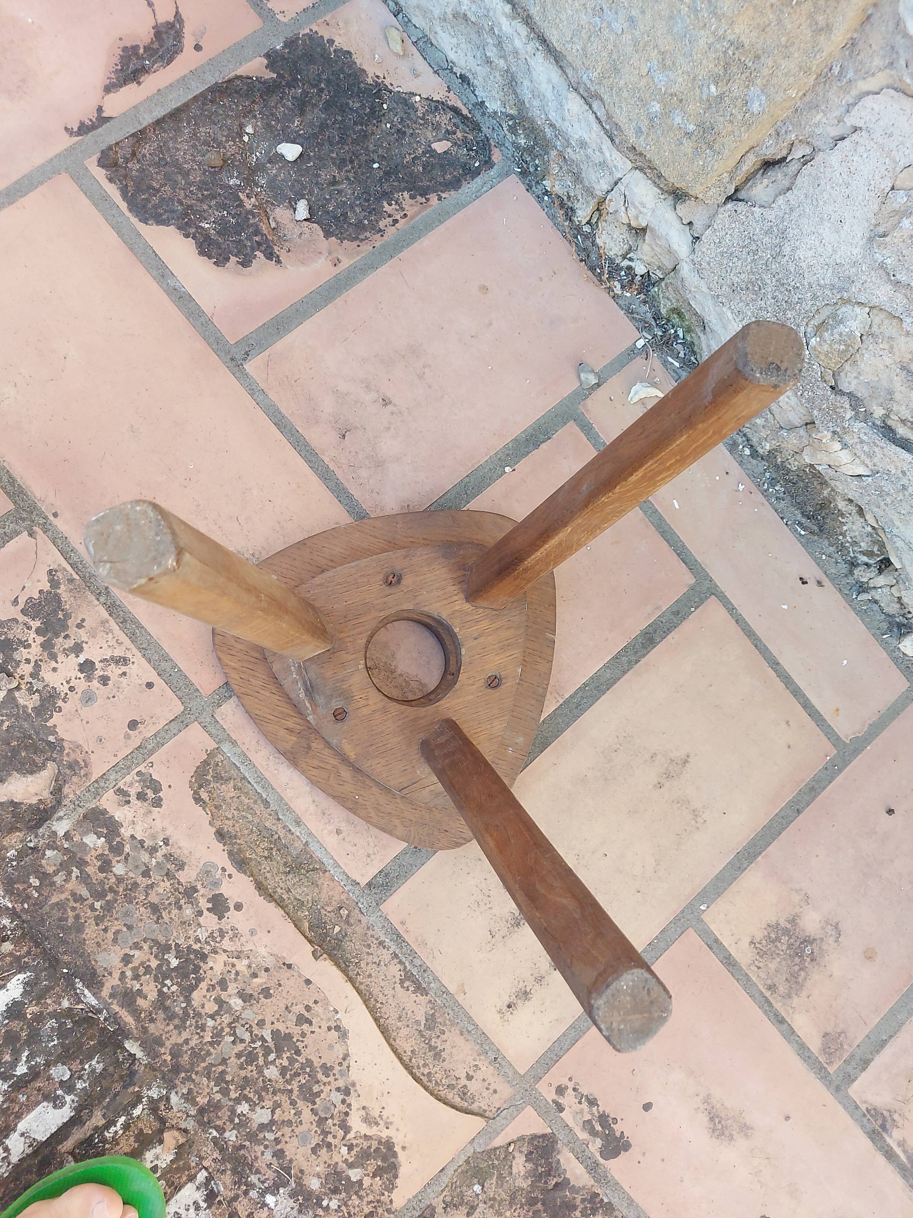 Tripod stool, compass legs