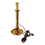 Lampe de table en laiton réalisée sur un bougeoir ou bougeoir ancien du 19ème siècle
