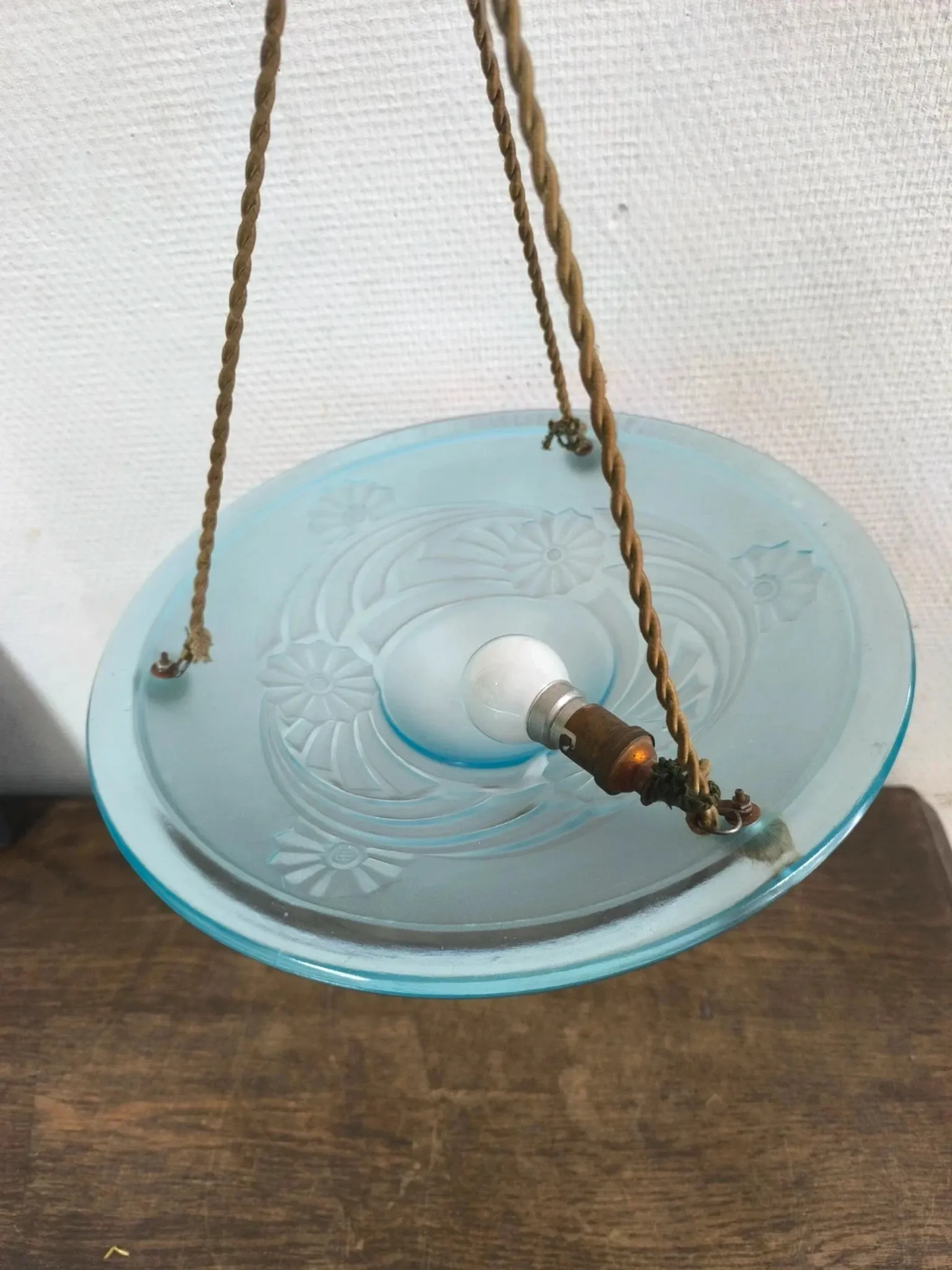 Suspension Art Déco en verre moulé bleu