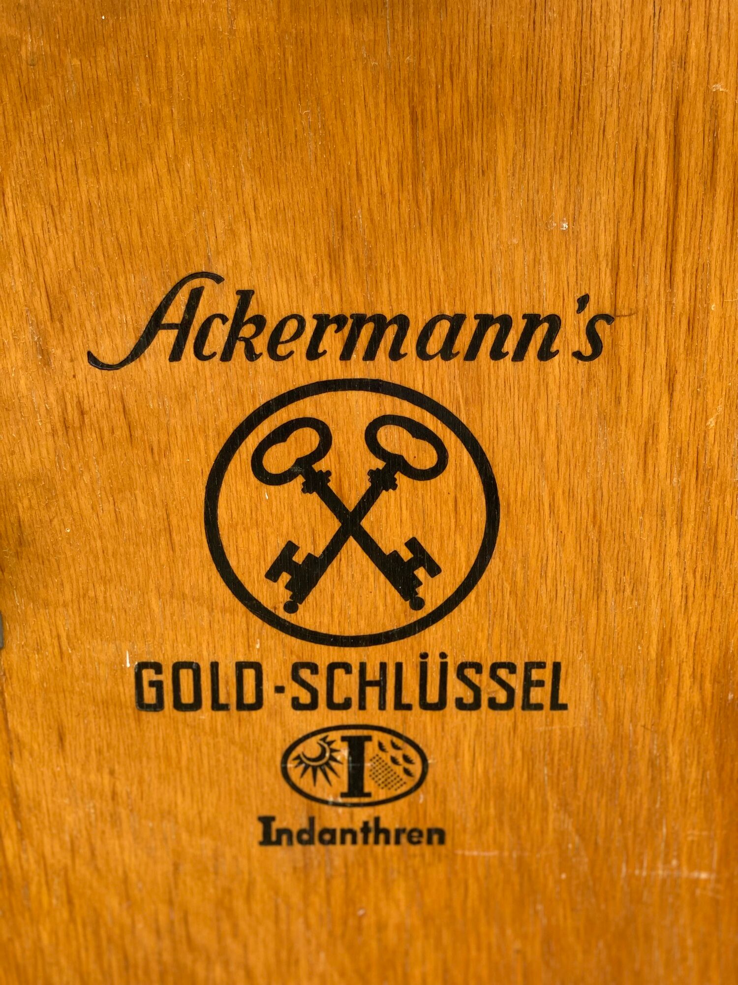 Trio vintage d’armoires en bois de pin allemand