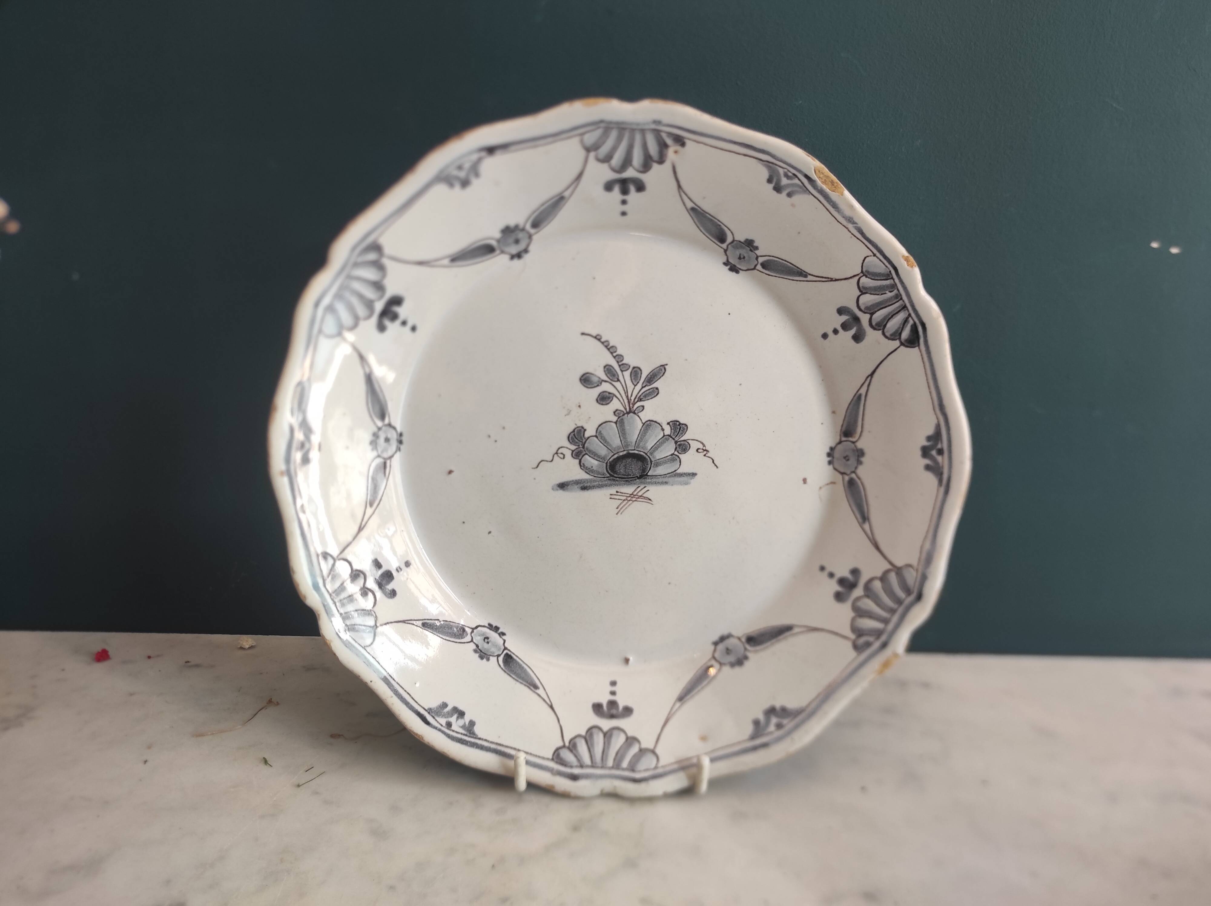 Assiette ancienne française, Nevers, XVIIIe siècle