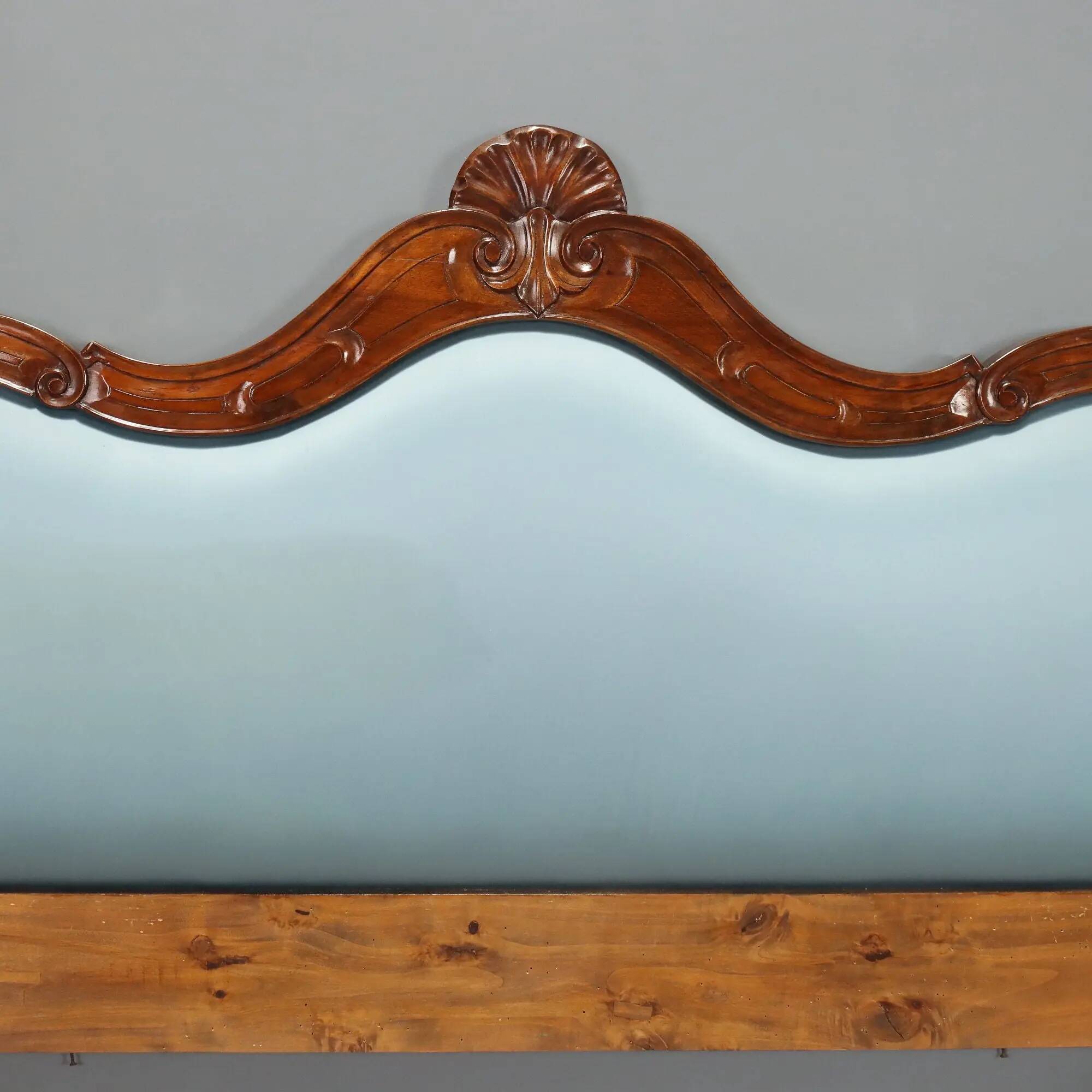 Antique Louis-Philippe bed in carved walnut, Italy, 19th century.
