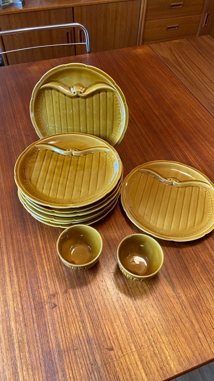 Service of 8 asparagus plates and its 2 sauce boats Gien 1960