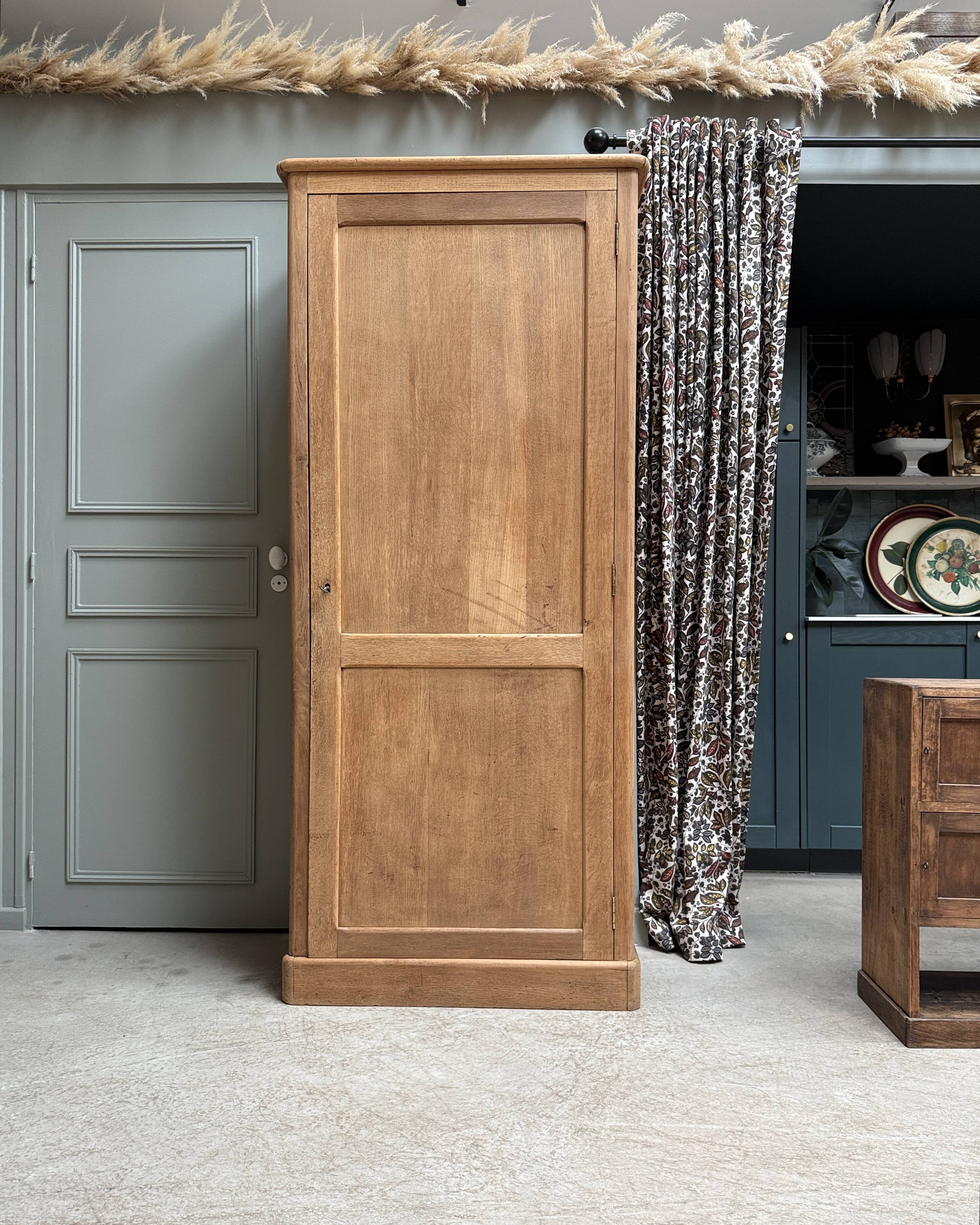 Large oak bonnetière (renovated)