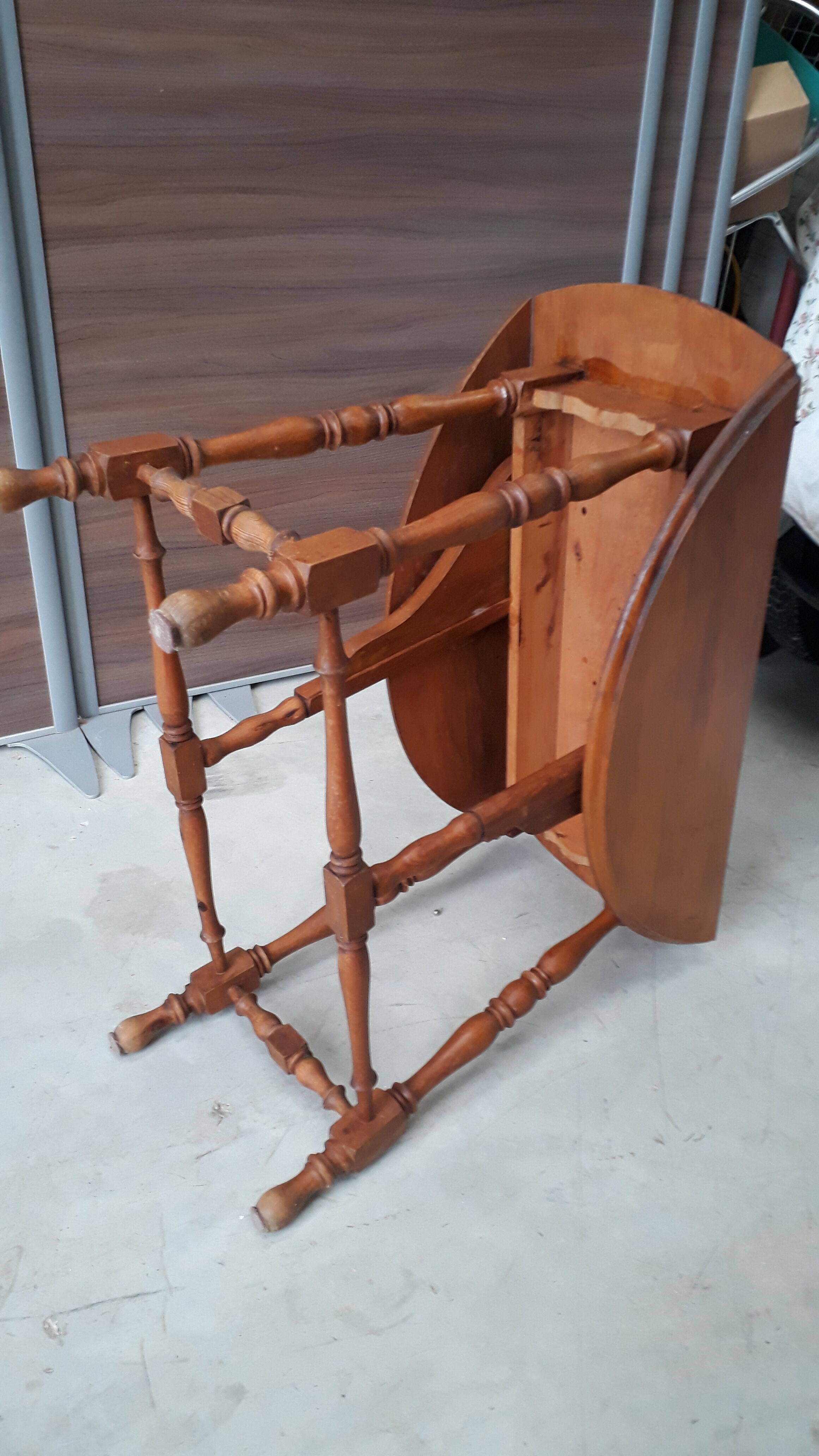 Foldable round table